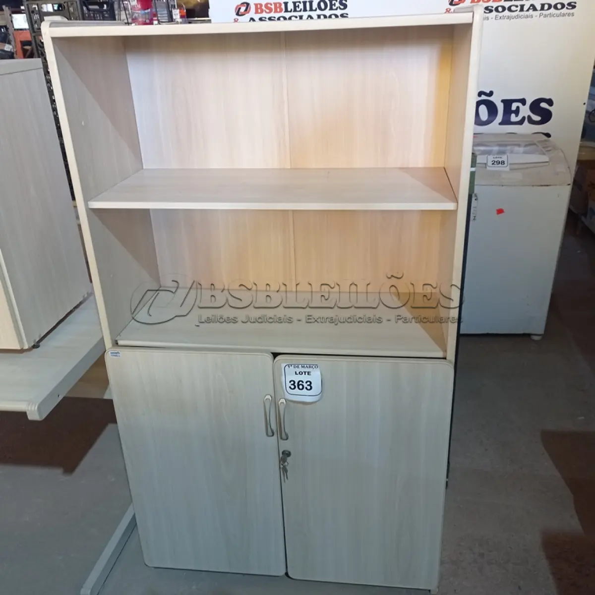 LOTE 363 - 01 ARMÁRIO EM MADEIRA PARA ESCRITÓRIO COM 02 PORTAS E PRATELEIRA. (NO ESTADO) ATENÇÃO! FAZER A VISITAÇÃO ANTES DE ARREMATAR, NÃO SABEMOS SE FUNCIONA. LEILÃO NÃO TEM GARANTIA E NEM DEVOLUÇÃO, SUJEITO A POSSÍVEIS AVARIAS VISÍVEIS/OCULTAS E/OU AUSÊNCIA DE COMPONENTES.