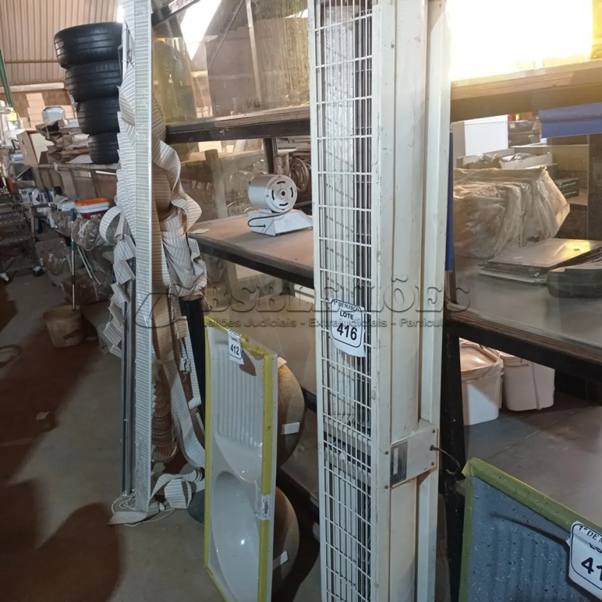 LOTE 416 - 01 CORTINA DE VENTO. (NO ESTADO) ATENÇÃO! FAZER A VISITAÇÃO ANTES DE ARREMATAR, NÃO SABEMOS SE FUNCIONA. LEILÃO NÃO TEM GARANTIA E NEM DEVOLUÇÃO, SUJEITO A POSSÍVEIS AVARIAS VISÍVEIS/OCULTAS E/OU AUSÊNCIA DE COMPONENTES.