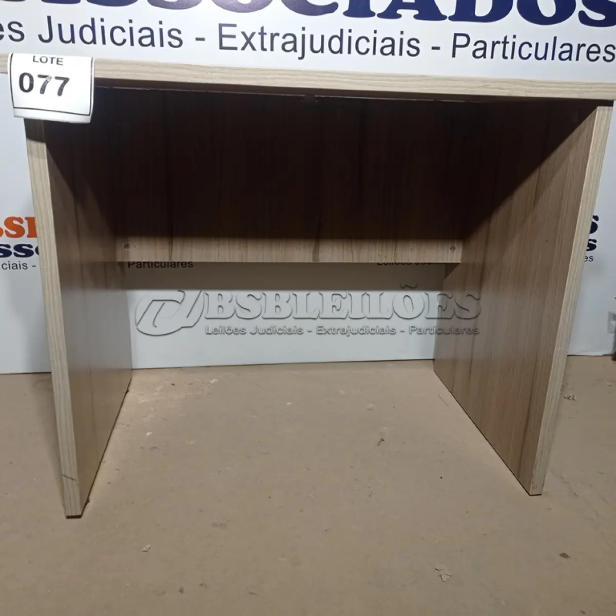 LOTE 077 - 01 MESA PARA COMPUTADOR. (NO ESTADO EM QUE SE ENCONTRA. SUJEITO A AVARIAS OCULTAS/VISÍVEIS.)
