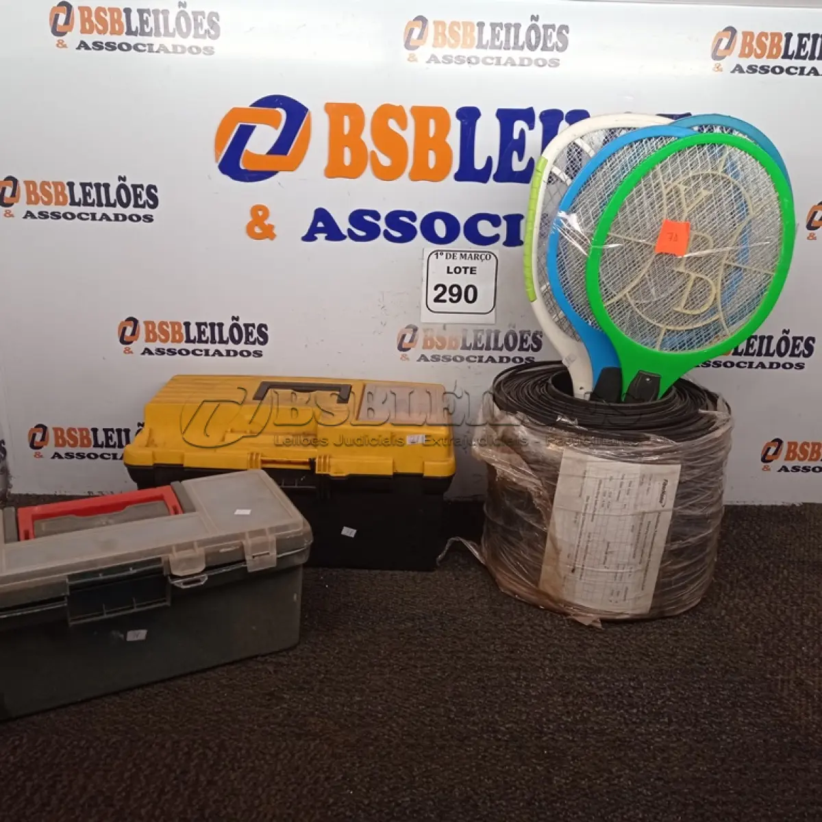 LOTE 290 - 02 MALETAS DE FERMENTAS, 05 RAQUETES PARA MOSQUITOS E 01 ROLO DE FIO DE FIBRA ÓTICA. (NO ESTADO) ATENÇÃO! FAZER A VISITAÇÃO ANTES DE ARREMATAR, NÃO SABEMOS SE FUNCIONA. LEILÃO NÃO TEM GARANTIA E NEM DEVOLUÇÃO, SUJEITO A POSSÍVEIS AVARIAS VISÍVEIS/OCULTAS E/OU AUSÊNCIA DE COMPONENTES.