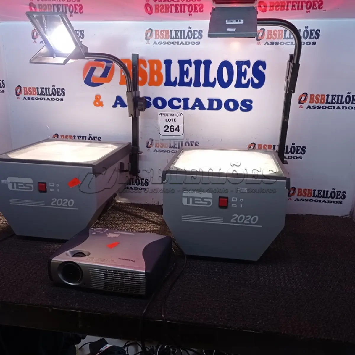 LOTE 264 - 01 RETROPROJETOR TES2020 E 01 PROJETOR MULTIMÍDIA PANASONIC. (NO ESTADO) ATENÇÃO! FAZER A VISITAÇÃO ANTES DE ARREMATAR, NÃO SABEMOS SE FUNCIONA. LEILÃO NÃO TEM GARANTIA E NEM DEVOLUÇÃO, SUJEITO A POSSÍVEIS AVARIAS VISÍVEIS/OCULTAS E/OU AUSÊNCIA DE COMPONENTES.