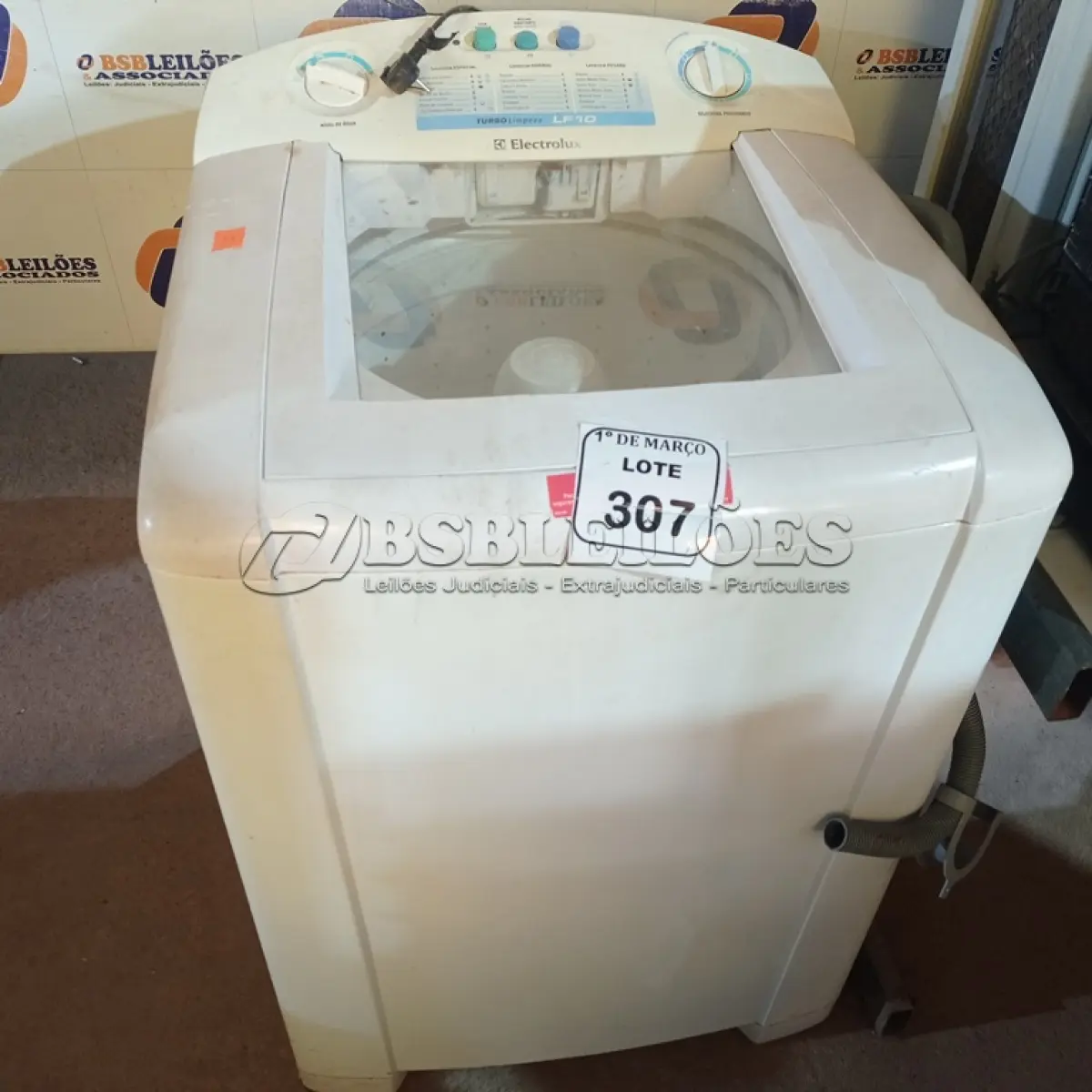 LOTE 307 - 01 MÁQUINA DE LAVAR ROUPAS ELECTROLUX 10KG 220VOLTS. (NO ESTADO) ATENÇÃO! FAZER A VISITAÇÃO ANTES DE ARREMATAR, NÃO SABEMOS SE FUNCIONA. LEILÃO NÃO TEM GARANTIA E NEM DEVOLUÇÃO, SUJEITO A POSSÍVEIS AVARIAS VISÍVEIS/OCULTAS E/OU AUSÊNCIA DE COMPONENTES.
