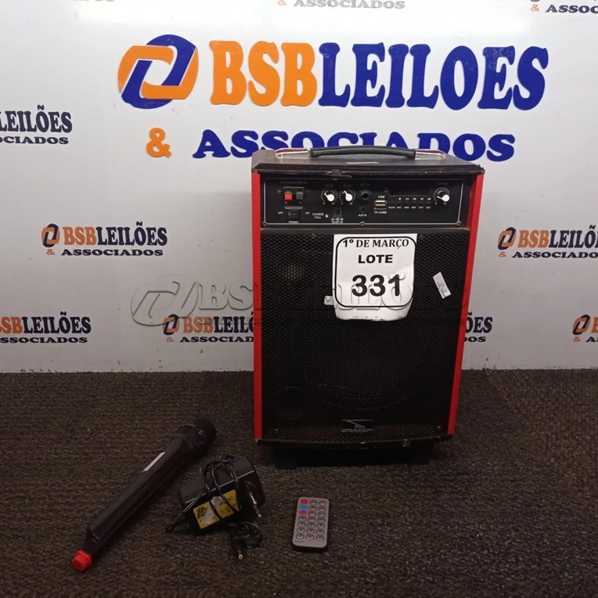 LOTE 331 - 01 CAIXA DE SOM COM MICROFONE. ESTADO) ATENÇÃO! FAZER A VISITAÇÃO ANTES DE ARREMATAR, NÃO SABEMOS SE FUNCIONA. LEILÃO NÃO TEM GARANTIA E NEM DEVOLUÇÃO, SUJEITO A POSSÍVEIS AVARIAS VISÍVEIS/OCULTAS E/OU AUSÊNCIA DE COMPONENTES.