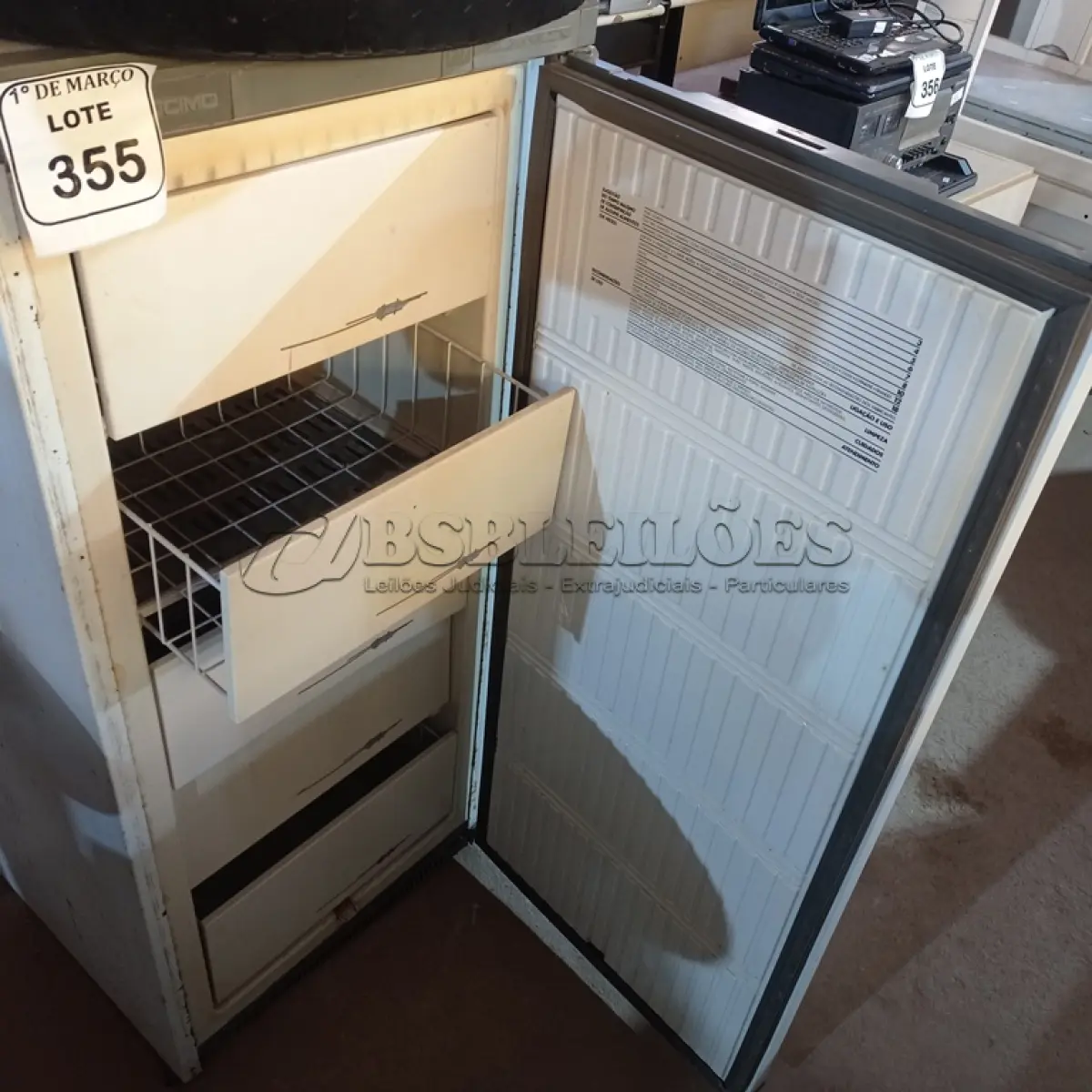 LOTE 355 - 01 FREEZER VERTICAL PROSDÓCIMO 220VOLTS. (NO ESTADO) ATENÇÃO! FAZER A VISITAÇÃO ANTES DE ARREMATAR, NÃO SABEMOS SE FUNCIONA. LEILÃO NÃO TEM GARANTIA E NEM DEVOLUÇÃO, SUJEITO A POSSÍVEIS AVARIAS VISÍVEIS/OCULTAS E/OU AUSÊNCIA DE COMPONENTES.