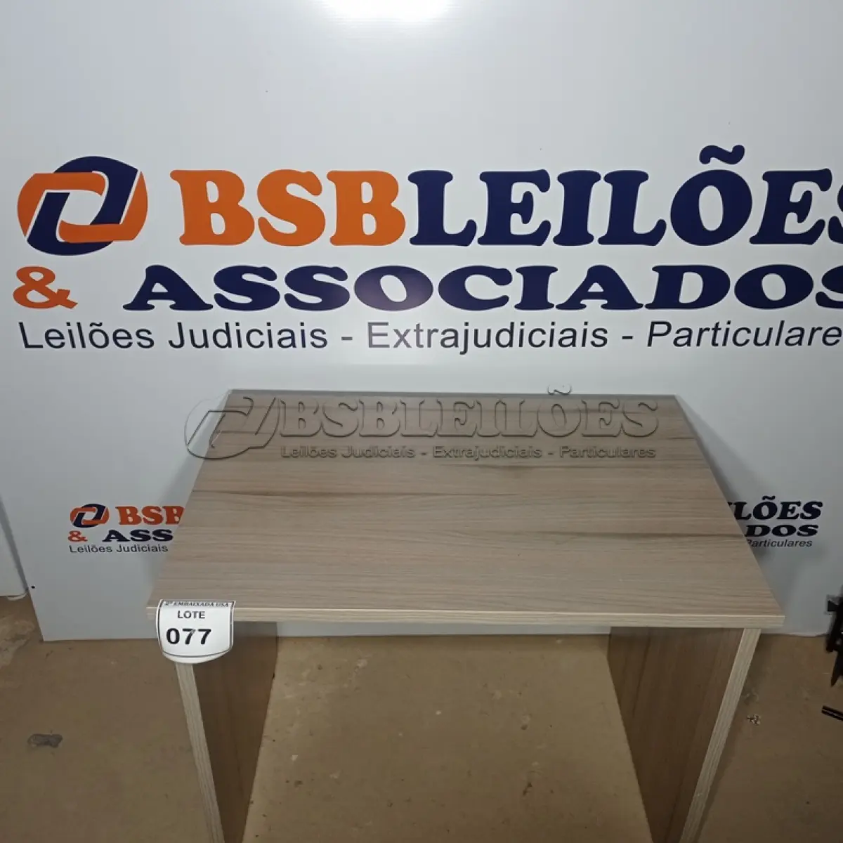 LOTE 077 - 01 MESA PARA COMPUTADOR. (NO ESTADO EM QUE SE ENCONTRA. SUJEITO A AVARIAS OCULTAS/VISÍVEIS.)