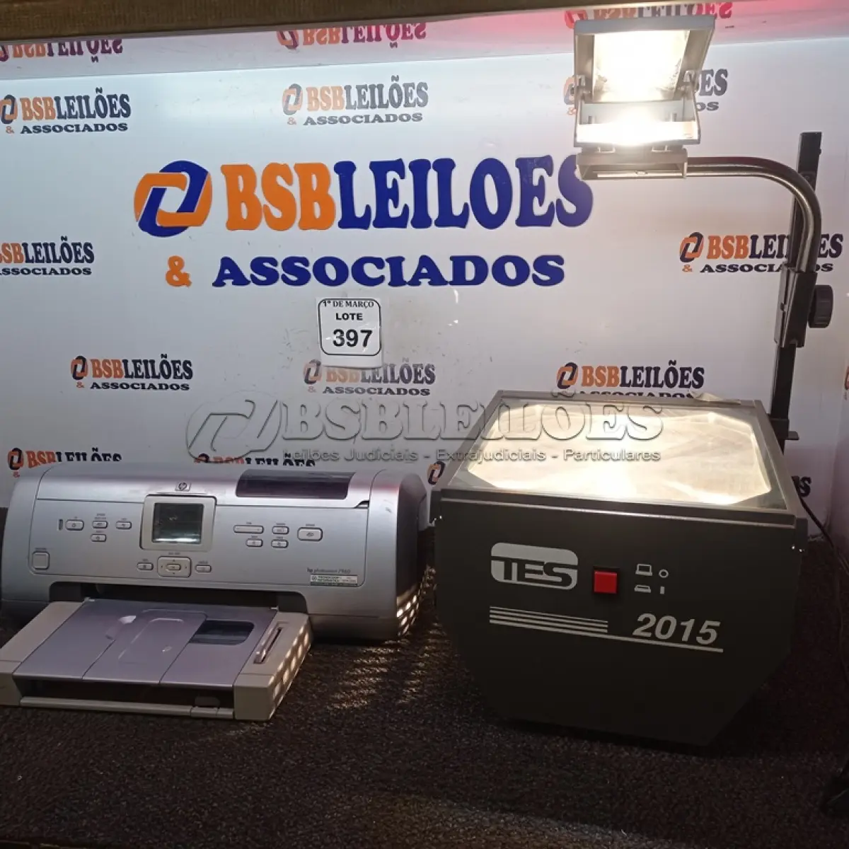 LOTE 397 - 01 RETROPROJETOR ANTIGO E 01 IMPRESSORA HP PHOTO SMART 7960.  (NO ESTADO) ATENÇÃO! FAZER A VISITAÇÃO ANTES DE ARREMATAR, NÃO SABEMOS SE FUNCIONA. LEILÃO NÃO TEM GARANTIA E NEM DEVOLUÇÃO, SUJEITO A POSSÍVEIS AVARIAS VISÍVEIS/OCULTAS E/OU AUSÊNCIA DE COMPONENTES.
