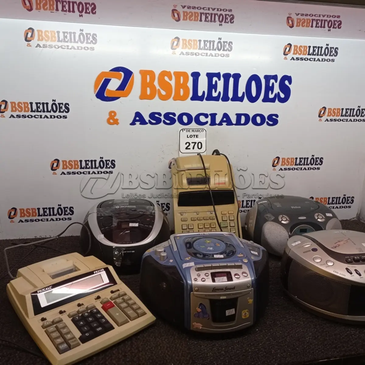 LOTE 270 - 04 RÁDIOS PLAYER E 2 CALCULADORAS MODELOS DIVERSOS. (NO ESTADO) ATENÇÃO! FAZER A VISITAÇÃO ANTES DE ARREMATAR, NÃO SABEMOS SE FUNCIONA. LEILÃO NÃO TEM GARANTIA E NEM DEVOLUÇÃO, SUJEITO A POSSÍVEIS AVARIAS VISÍVEIS/OCULTAS E/OU AUSÊNCIA DE COMPONENTES.