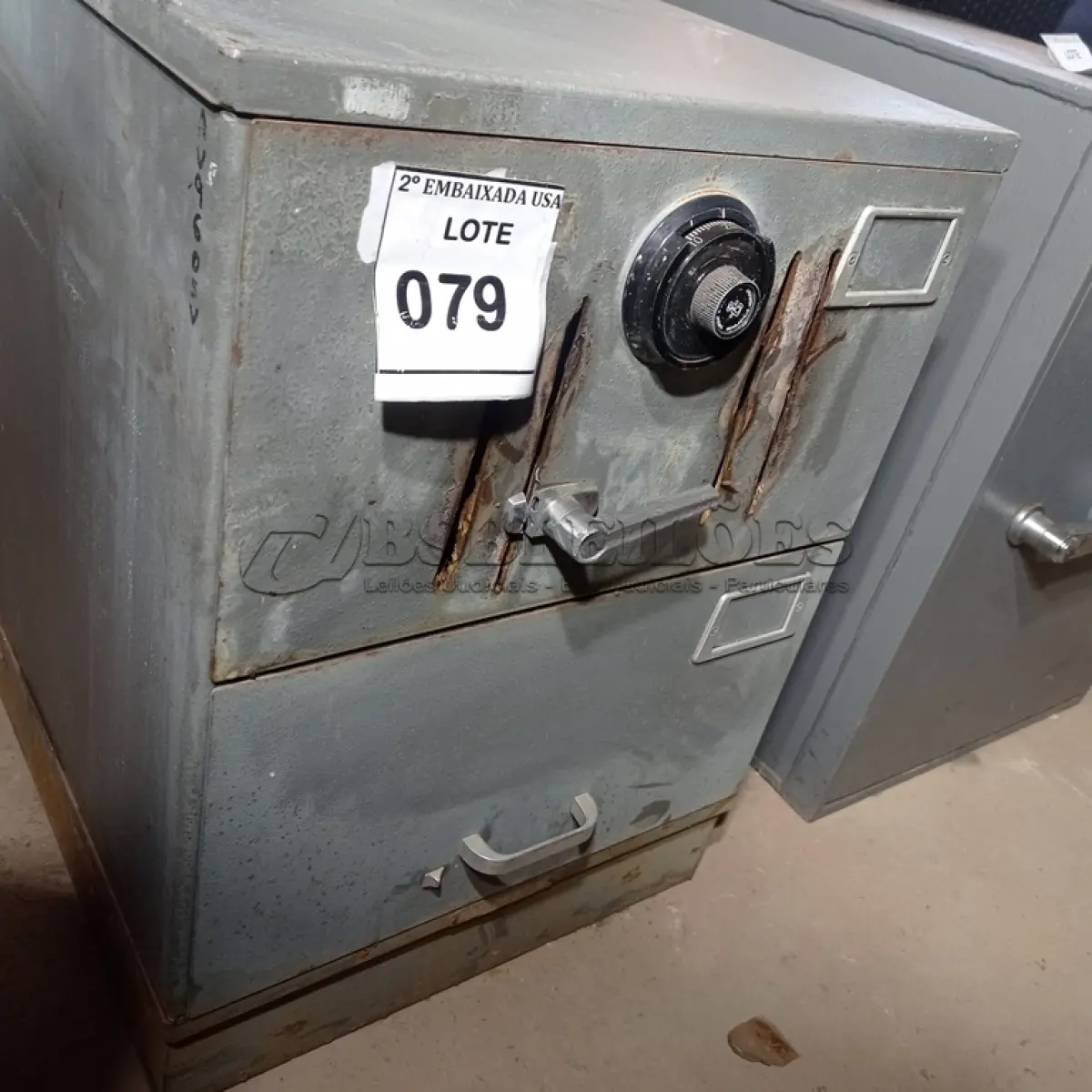 LOTE 079 - COFRE. (NO ESTADO EM QUE SE ENCONTRA. SUJEITO A AVARIAS OCULTAS/VISÍVEIS.) AV9605V
