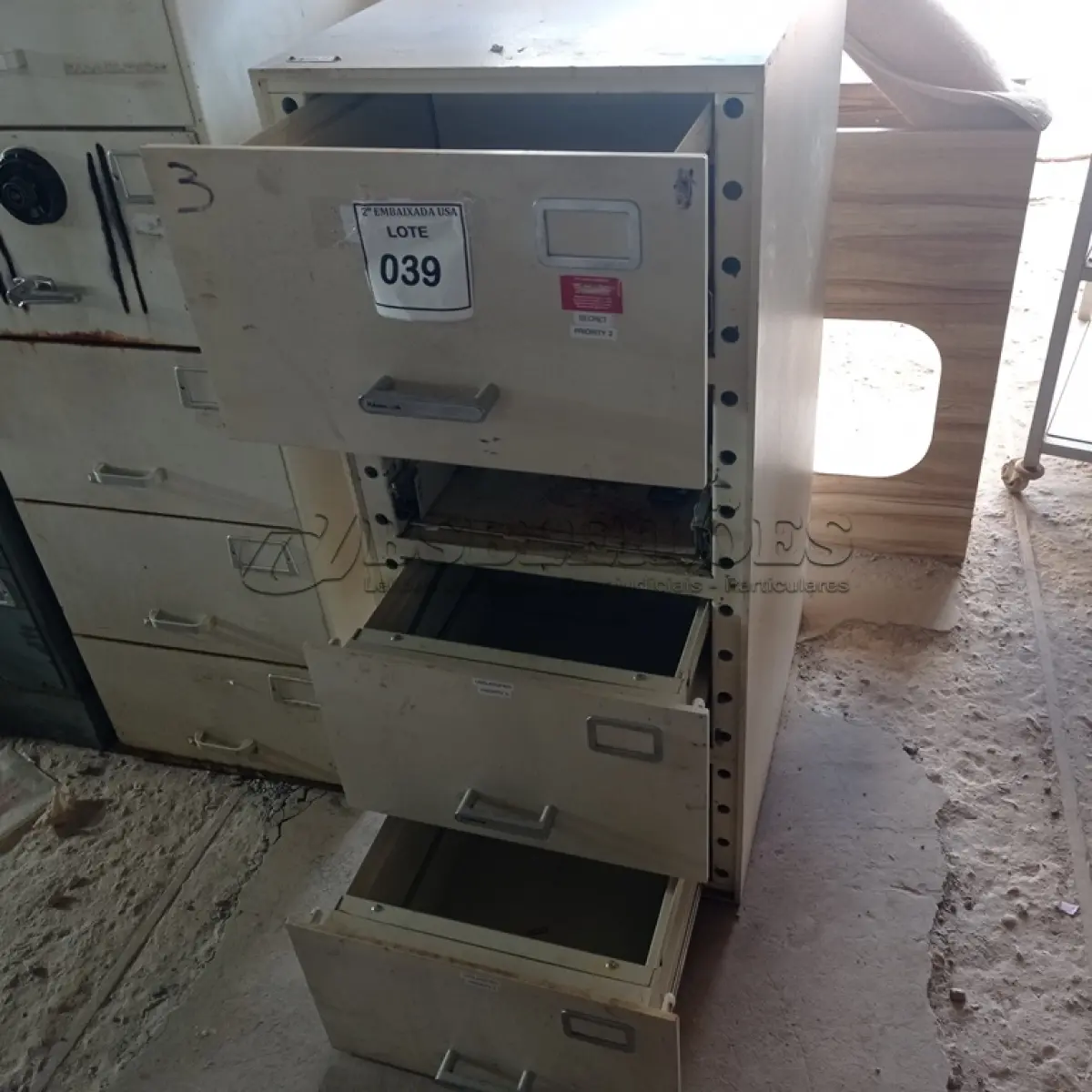 LOTE 039 - 01 COFRE. (NO ESTADO EM QUE SE ENCONTRA. SUJEITO A AVARIAS OCULTAS/VISÍVEIS.) 2773C5
