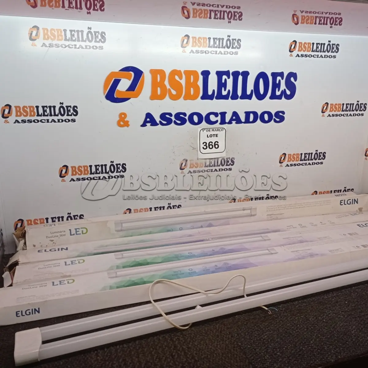LOTE 366 - 05 LUMINÁRIAS DE LED ELGIN. (NOVO) (NO ESTADO) ATENÇÃO! FAZER A VISITAÇÃO ANTES DE ARREMATAR, NÃO SABEMOS SE FUNCIONA. LEILÃO NÃO TEM GARANTIA E NEM DEVOLUÇÃO, SUJEITO A POSSÍVEIS AVARIAS VISÍVEIS/OCULTAS E/OU AUSÊNCIA DE COMPONENTES.