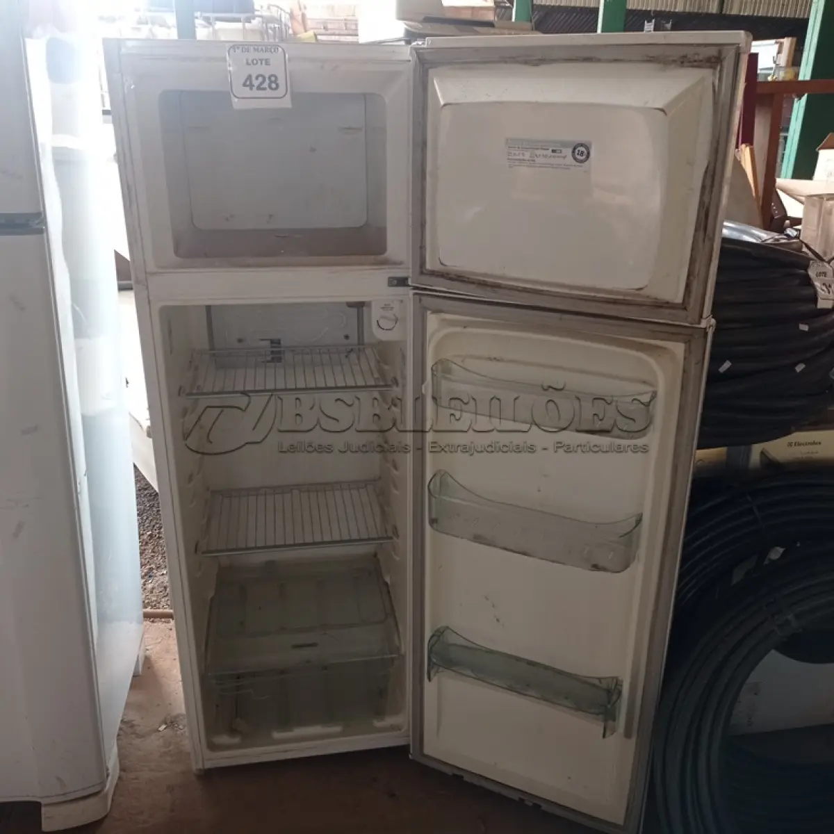 LOTE 428 - 01 GELADEIRA ELECTROLUX. (NO ESTADO) ATENÇÃO! FAZER A VISITAÇÃO ANTES DE ARREMATAR, NÃO SABEMOS SE FUNCIONA. LEILÃO NÃO TEM GARANTIA E NEM DEVOLUÇÃO, SUJEITO A POSSÍVEIS AVARIAS VISÍVEIS/OCULTAS E/OU AUSÊNCIA DE COMPONENTES.