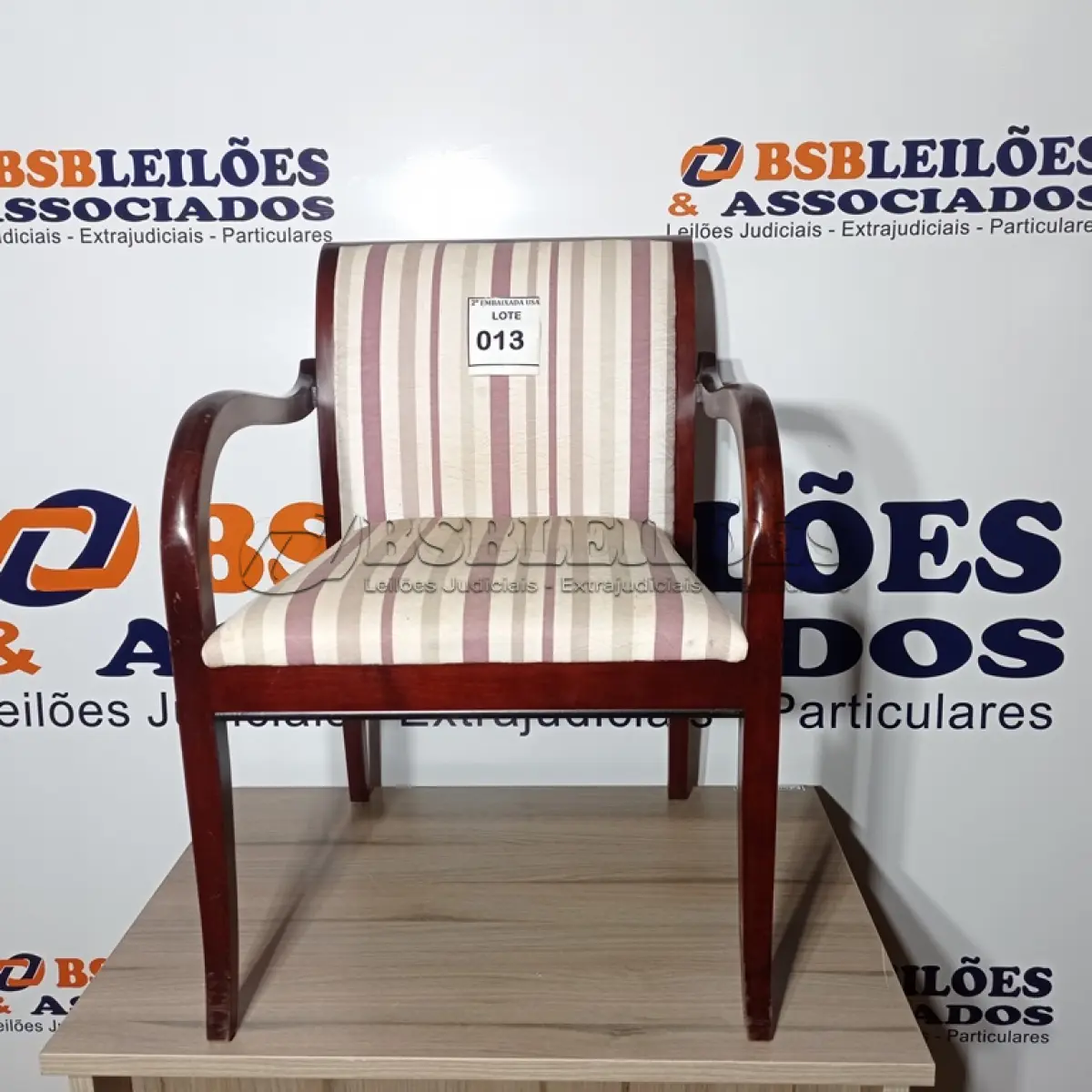 LOTE 013 - 01 CADEIRA ACENTO LISTRADO. (NO ESTADO EM QUE SE ENCONTRA. SUJEITO A AVARIAS OCULTAS/VISÍVEIS.)