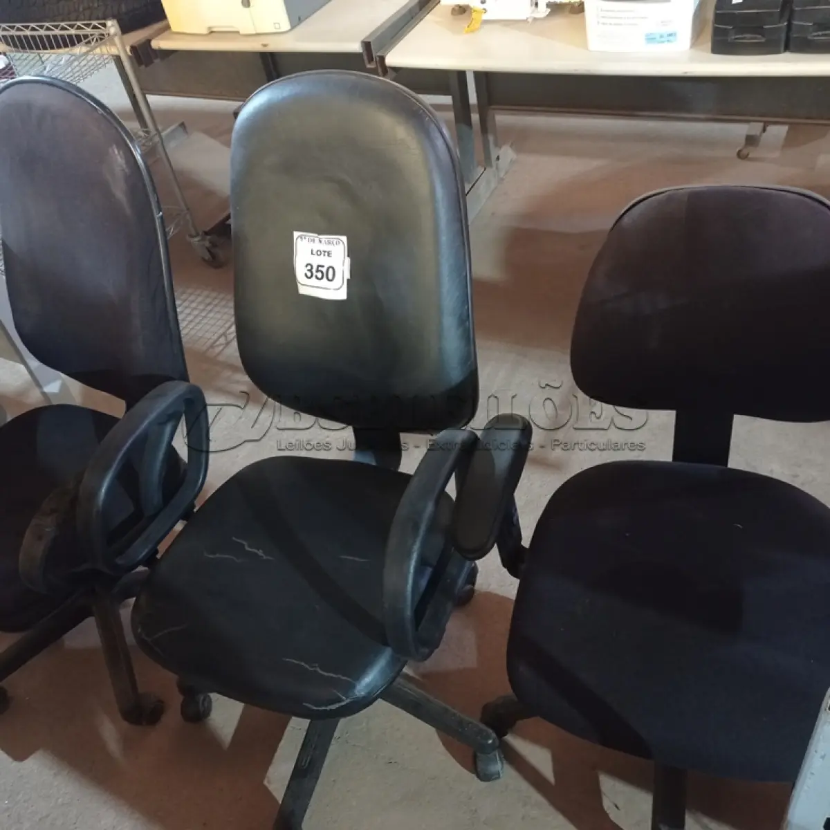 LOTE 350 - 03 CADEIRAS DE ESCRITÓRIO COM. (NO ESTADO) ATENÇÃO! FAZER A VISITAÇÃO ANTES DE ARREMATAR, NÃO SABEMOS SE FUNCIONA. LEILÃO NÃO TEM GARANTIA E NEM DEVOLUÇÃO, SUJEITO A POSSÍVEIS AVARIAS VISÍVEIS/OCULTAS E/OU AUSÊNCIA DE COMPONENTES.