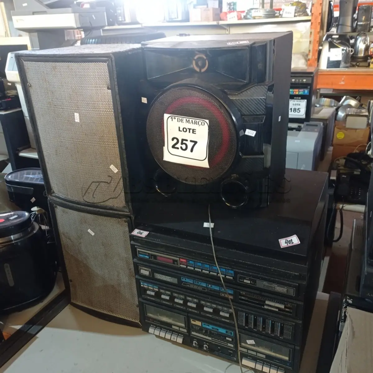 LOTE 257 - 01 APARELHO DE SOM SANYO COM TOCA DISCO. (NO ESTADO) ATENÇÃO! FAZER A VISITAÇÃO ANTES DE ARREMATAR, NÃO SABEMOS SE FUNCIONA. LEILÃO NÃO TEM GARANTIA E NEM DEVOLUÇÃO, SUJEITO A POSSÍVEIS AVARIAS VISÍVEIS/OCULTAS E/OU AUSÊNCIA DE COMPONENTES.