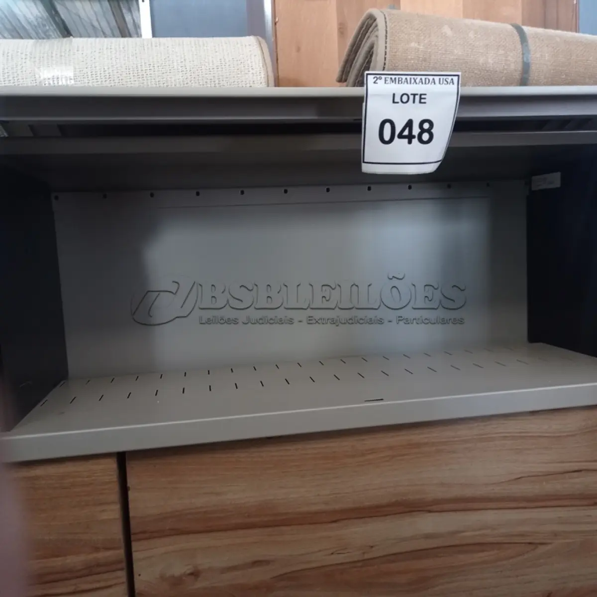 LOTE 048 - 01 ARMÁRIO SUSPENSO. (NO ESTADO EM QUE SE ENCONTRA. SUJEITO A AVARIAS OCULTAS/VISÍVEIS.)