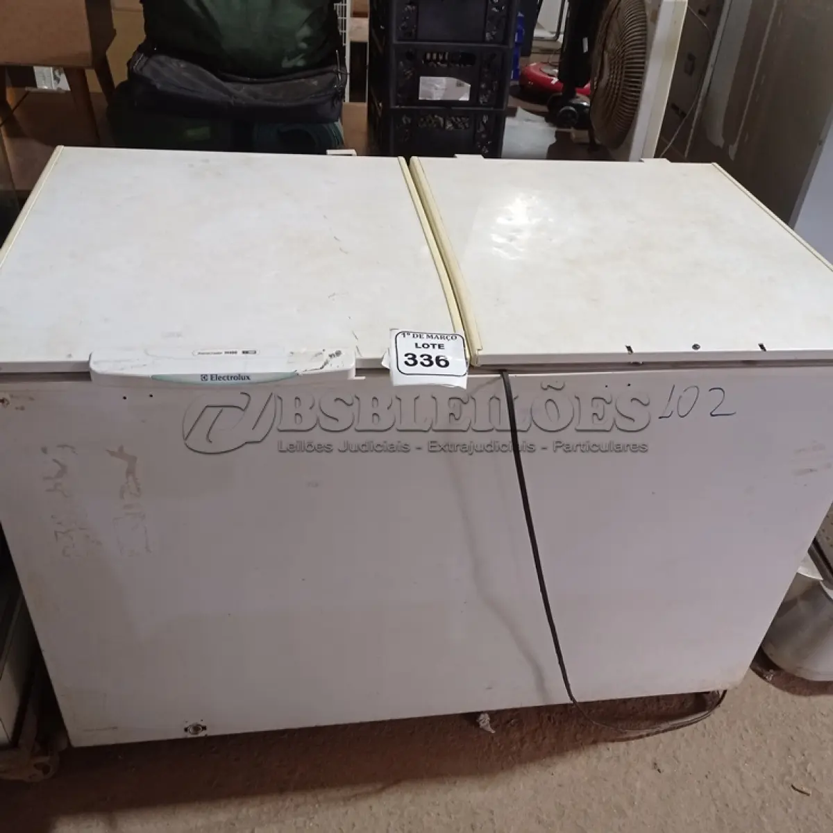 LOTE 336 - 01 FREEZER HORIZONTAL 2 TAMPAS 220VOLTS. (NO ESTADO) ATENÇÃO! FAZER A VISITAÇÃO ANTES DE ARREMATAR, NÃO SABEMOS SE FUNCIONA. LEILÃO NÃO TEM GARANTIA E NEM DEVOLUÇÃO, SUJEITO A POSSÍVEIS AVARIAS VISÍVEIS/OCULTAS E/OU AUSÊNCIA DE COMPONENTES.