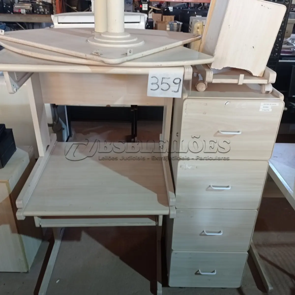 LOTE 359 - 02 MESAS EM MADEIRA PARA COMPUTADOR, 01 ARQUIVO EM MADEIRA E 01 MESA EM MADEIRA DE CANTO. (NO ESTADO) ATENÇÃO! FAZER A VISITAÇÃO ANTES DE ARREMATAR, NÃO SABEMOS SE FUNCIONA. LEILÃO NÃO TEM GARANTIA E NEM DEVOLUÇÃO, SUJEITO A POSSÍVEIS AVARIAS VISÍVEIS/OCULTAS E/OU AUSÊNCIA DE COMPONENTES.