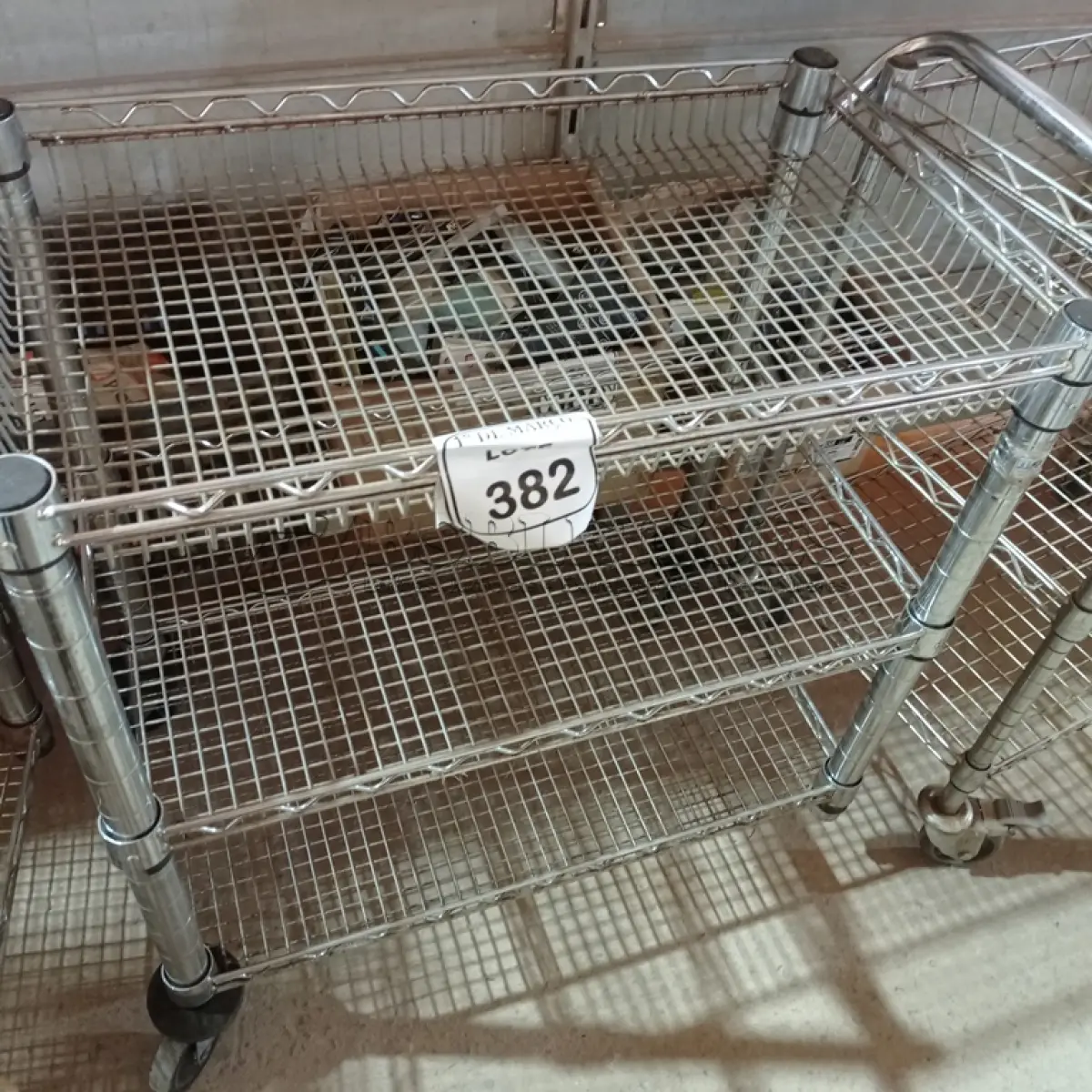 LOTE 382 - 01 CARRINHO PARA SERVIÇO CROMADO. (NO ESTADO) ATENÇÃO! FAZER A VISITAÇÃO ANTES DE ARREMATAR, NÃO SABEMOS SE FUNCIONA. LEILÃO NÃO TEM GARANTIA E NEM DEVOLUÇÃO, SUJEITO A POSSÍVEIS AVARIAS VISÍVEIS/OCULTAS E/OU AUSÊNCIA DE COMPONENTES.