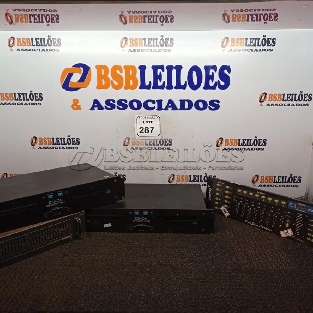 LOTE 287 - 02 APARELHOS DENON DN-20000F MK2, 01 EQUALIZADOR ESTÉREO E 01 DMX SHOW DESIGNER. (NO ESTADO) ATENÇÃO! FAZER A VISITAÇÃO ANTES DE ARREMATAR, NÃO SABEMOS SE FUNCIONA. LEILÃO NÃO TEM GARANTIA E NEM DEVOLUÇÃO, SUJEITO A POSSÍVEIS AVARIAS VISÍVEIS/OCULTAS E/OU AUSÊNCIA DE COMPONENTES.