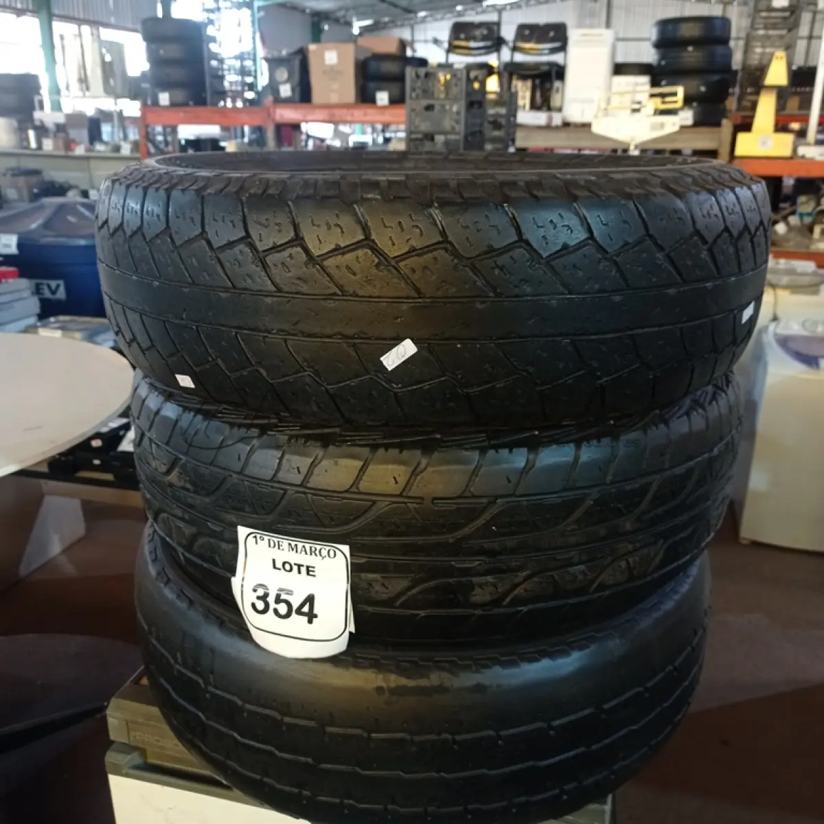 LOTE 354 - 03 PNEUS MEIA VIDA 205/70 ARO15. (NO ESTADO) ATENÇÃO! FAZER A VISITAÇÃO ANTES DE ARREMATAR, NÃO SABEMOS SE FUNCIONA. LEILÃO NÃO TEM GARANTIA E NEM DEVOLUÇÃO, SUJEITO A POSSÍVEIS AVARIAS VISÍVEIS/OCULTAS E/OU AUSÊNCIA DE COMPONENTES.