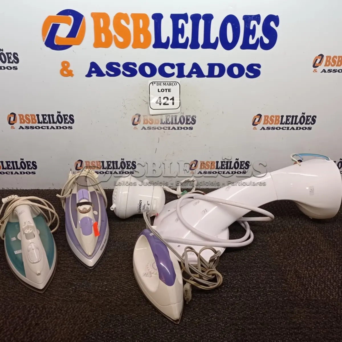 LOTE 421 - 01 LOTE COM 02 CHUVEIROS ELÉTRICOS E 03 FERROS DE PASSAR ROUPAS. (NO ESTADO) ATENÇÃO! FAZER A VISITAÇÃO ANTES DE ARREMATAR, NÃO SABEMOS SE FUNCIONA. LEILÃO NÃO TEM GARANTIA E NEM DEVOLUÇÃO, SUJEITO A POSSÍVEIS AVARIAS VISÍVEIS/OCULTAS E/OU AUSÊNCIA DE COMPONENTES.
