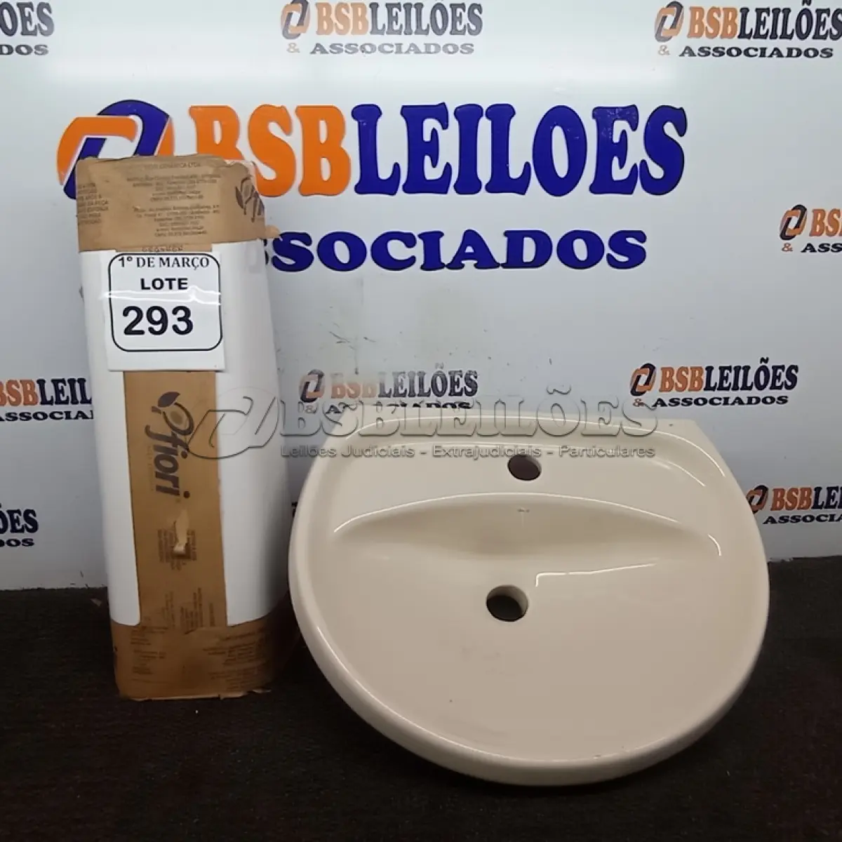LOTE 293 - 01 PIA COM COLUNA NA COR BRANCA PARA LAVATÓRIO. (NO ESTADO) ATENÇÃO! FAZER A VISITAÇÃO ANTES DE ARREMATAR, NÃO SABEMOS SE FUNCIONA. LEILÃO NÃO TEM GARANTIA E NEM DEVOLUÇÃO, SUJEITO A POSSÍVEIS AVARIAS VISÍVEIS/OCULTAS E/OU AUSÊNCIA DE COMPONENTES.
