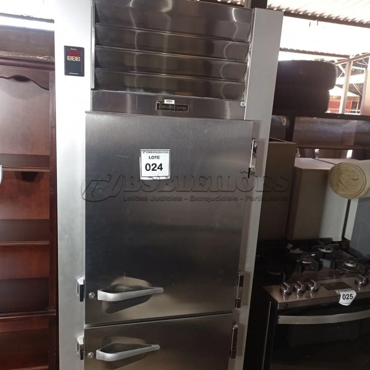 LOTE 024 - 01 REFRIGERATOR TRAULSEN 110V MODELO G10.000. (NO ESTADO EM QUE SE ENCONTRA. SUJEITO A AVARIAS OCULTAS/VISÍVEIS.) AV9668P