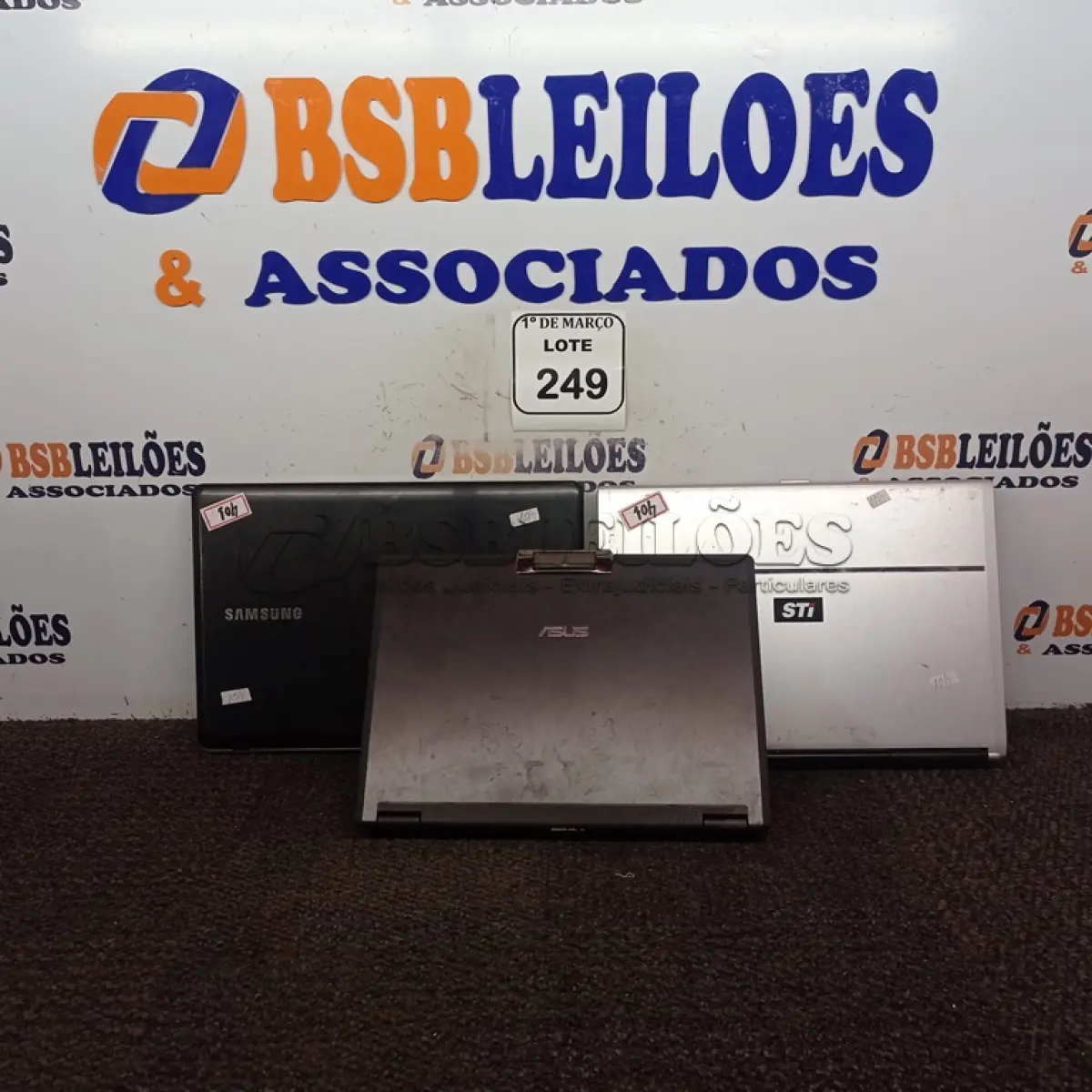 LOTE 249 - 01 NOTEBOOK ASUS, 01 NOTEBOOK SAMSUNG E 01 NOTEBOOK SEMP TOSHIBA.  (NO ESTADO) ATENÇÃO! FAZER A VISITAÇÃO ANTES DE ARREMATAR, NÃO SABEMOS SE FUNCIONA. LEILÃO NÃO TEM GARANTIA E NEM DEVOLUÇÃO, SUJEITO A POSSÍVEIS AVARIAS VISÍVEIS/OCULTAS E/OU AUSÊNCIA DE COMPONENTES.