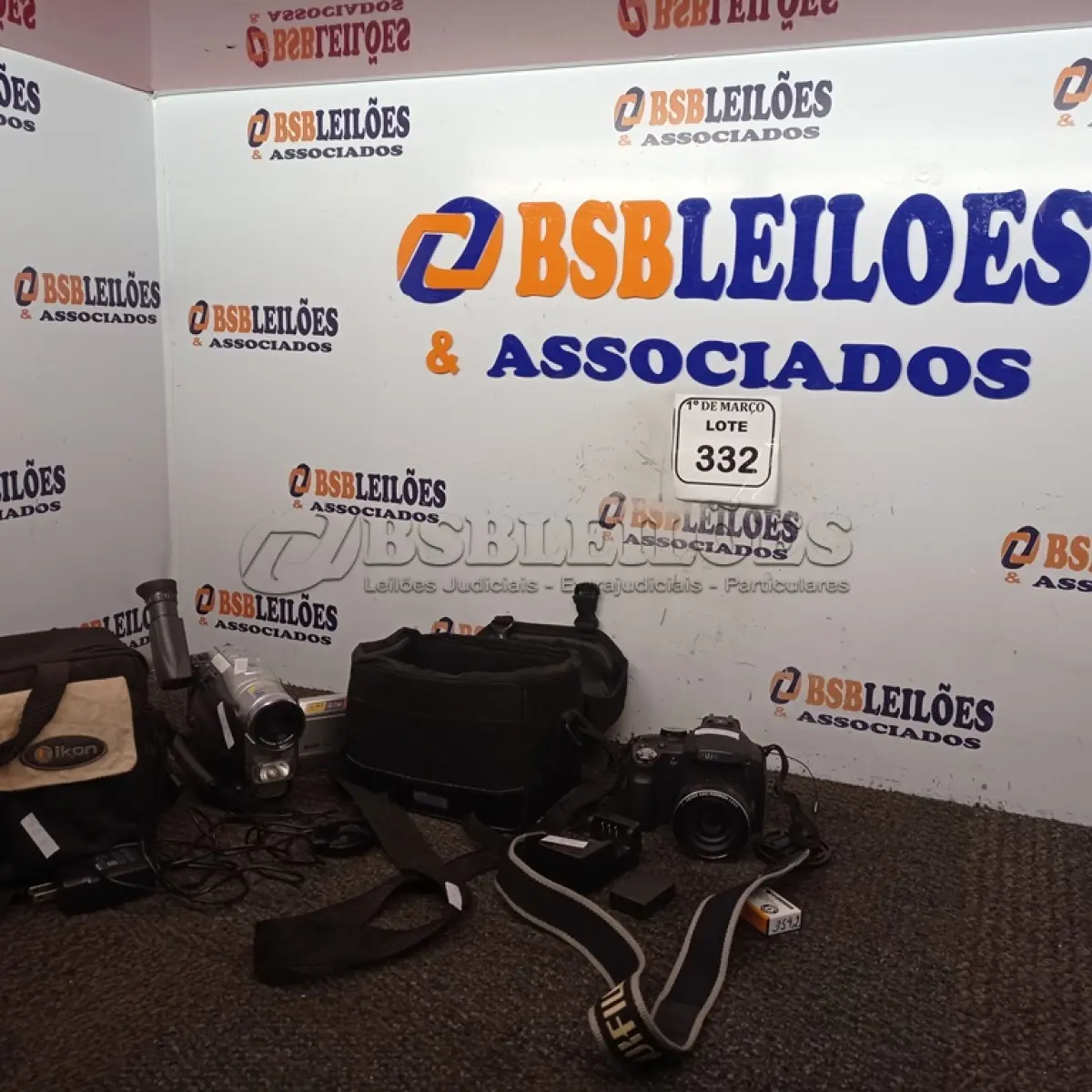 LOTE 332 - 01 FILMADORA JVC E 01 CÂMERA DIGITAL FUJIFILM SL300. (NO ESTADO) ATENÇÃO! FAZER A VISITAÇÃO ANTES DE ARREMATAR, NÃO SABEMOS SE FUNCIONA. LEILÃO NÃO TEM GARANTIA E NEM DEVOLUÇÃO, SUJEITO A POSSÍVEIS AVARIAS VISÍVEIS/OCULTAS E/OU AUSÊNCIA DE COMPONENTES.