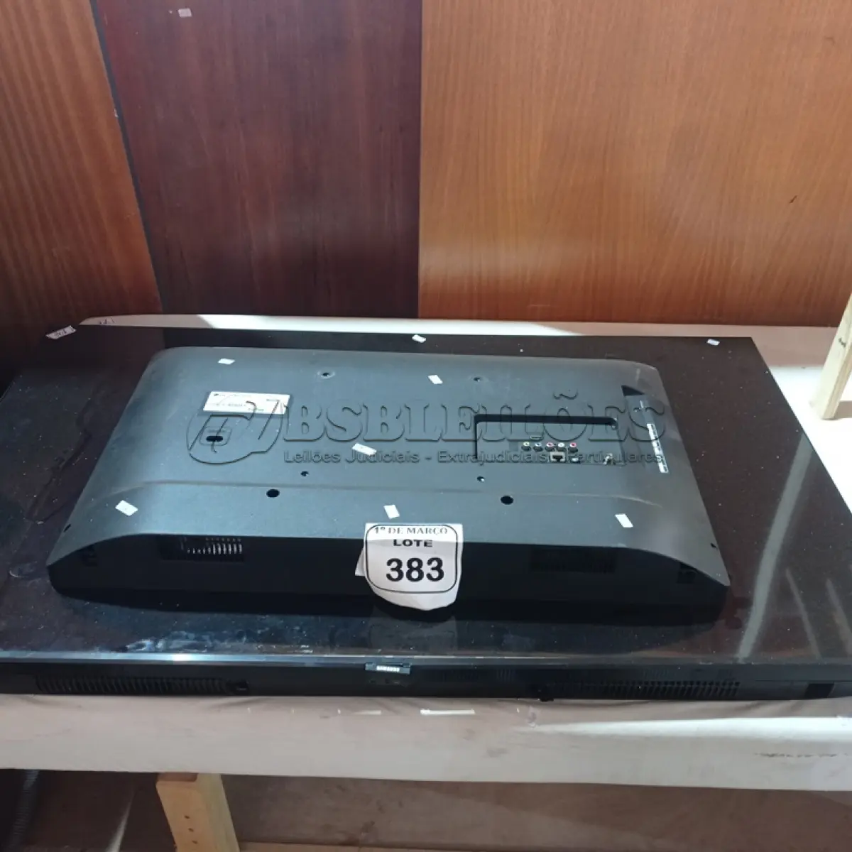 LOTE 383 - 01 TV LG 32” E 01 TV SAMSUNG 50” COM AVARIAS. (NO ESTADO) ATENÇÃO! FAZER A VISITAÇÃO ANTES DE ARREMATAR, NÃO SABEMOS SE FUNCIONA. LEILÃO NÃO TEM GARANTIA E NEM DEVOLUÇÃO, SUJEITO A POSSÍVEIS AVARIAS VISÍVEIS/OCULTAS E/OU AUSÊNCIA DE COMPONENTES.