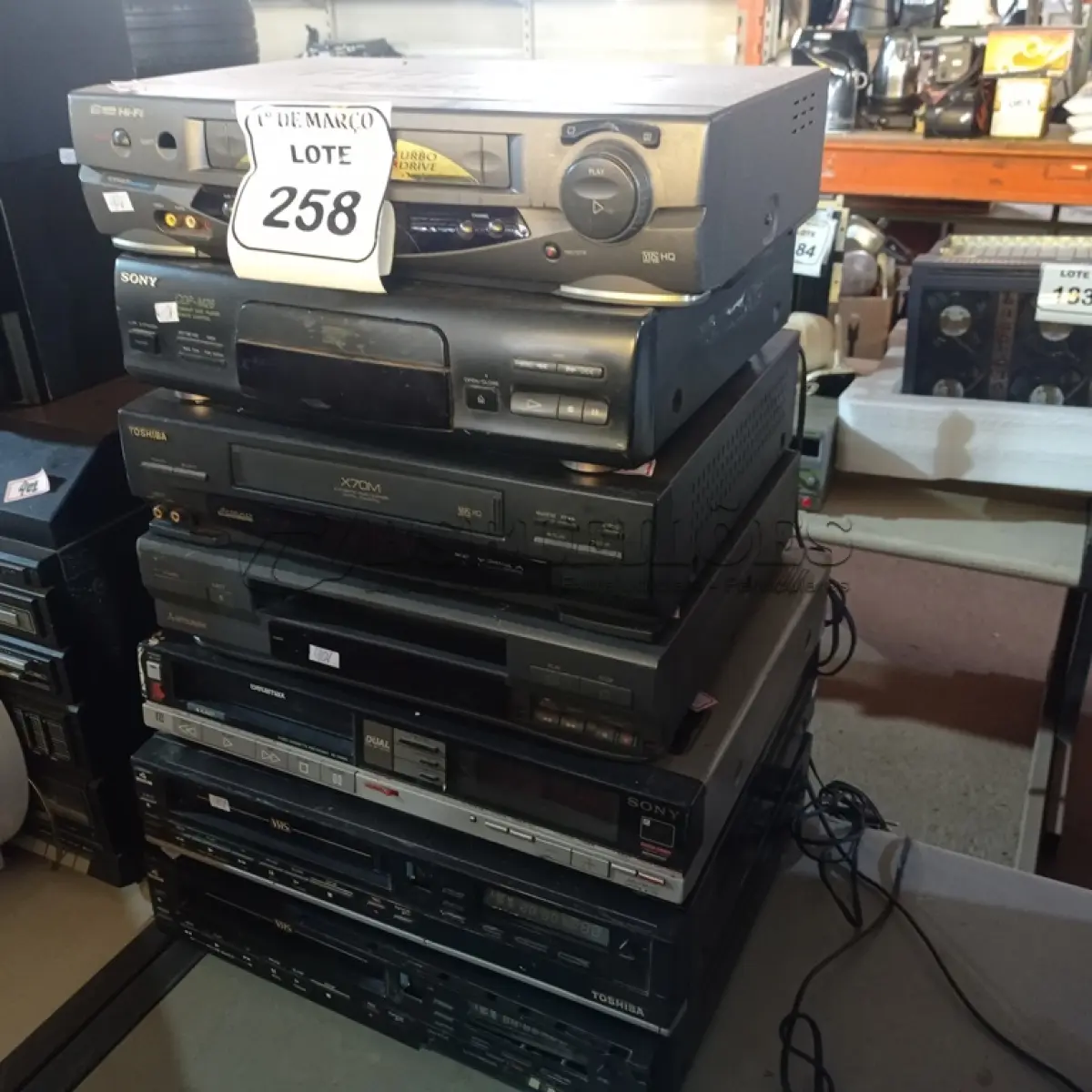 LOTE 258 - 06 APARELHOS DE VÍDEO CASSETE VHS E 01 APARELHO DE DVD MODELOS DIVERSOS. (NO ESTADO) ATENÇÃO! FAZER A VISITAÇÃO ANTES DE ARREMATAR, NÃO SABEMOS SE FUNCIONA. LEILÃO NÃO TEM GARANTIA E NEM DEVOLUÇÃO, SUJEITO A POSSÍVEIS AVARIAS VISÍVEIS/OCULTAS E/OU AUSÊNCIA DE COMPONENTES.