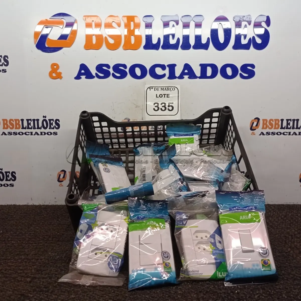 LOTE 335 - 01 LOTE COM INTERRUPTORES SIMPLES E TOMADAS. (NO ESTADO) ATENÇÃO! FAZER A VISITAÇÃO ANTES DE ARREMATAR, NÃO SABEMOS SE FUNCIONA. LEILÃO NÃO TEM GARANTIA E NEM DEVOLUÇÃO, SUJEITO A POSSÍVEIS AVARIAS VISÍVEIS/OCULTAS E/OU AUSÊNCIA DE COMPONENTES.