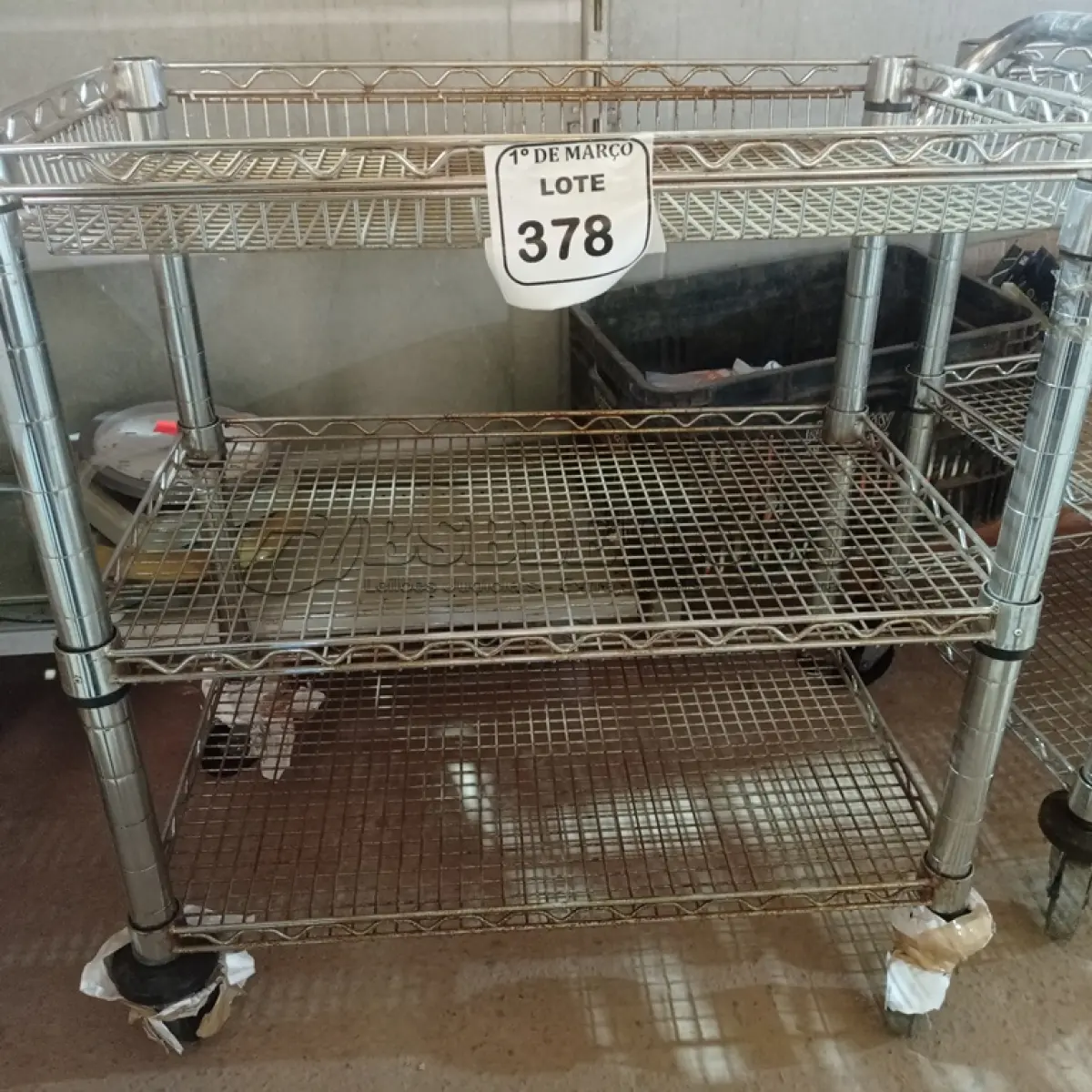 LOTE 378 - 01 CARRINHO PARA SERVIÇO CROMADO. (NO ESTADO) ATENÇÃO! FAZER A VISITAÇÃO ANTES DE ARREMATAR, NÃO SABEMOS SE FUNCIONA. LEILÃRO NÃO TEM GARANTIA E NEM DEVOLUÇÃO, SUJEITO A POSSÍVEIS AVARIAS VISÍVEIS/OCULTAS E/OU AUSÊNCIA DE COMPONENTES.