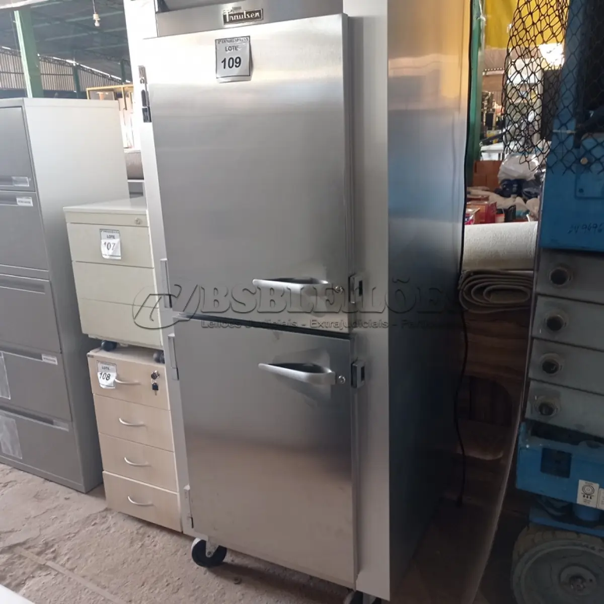 LOTE 109 - 01 REFRIGERATOR TRAULSEN GEN 127V. (NO ESTADO EM QUE SE ENCONTRA. SUJEITO A AVARIAS OCULTAS/VISÍVEIS.) AV9668R