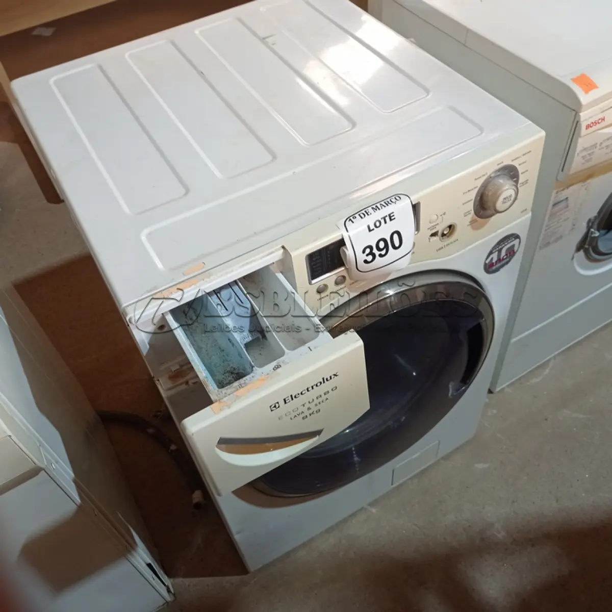 LOTE 390 - 01 LAVA E SECA BOSCH 9KG 220 VOLTS. (NO ESTADO) ATENÇÃO! FAZER A VISITAÇÃO ANTES DE ARREMATAR, NÃO SABEMOS SE FUNCIONA. LEILÃO NÃO TEM GARANTIA E NEM DEVOLUÇÃO, SUJEITO A POSSÍVEIS AVARIAS VISÍVEIS/OCULTAS E/OU AUSÊNCIA DE COMPONENTES.
