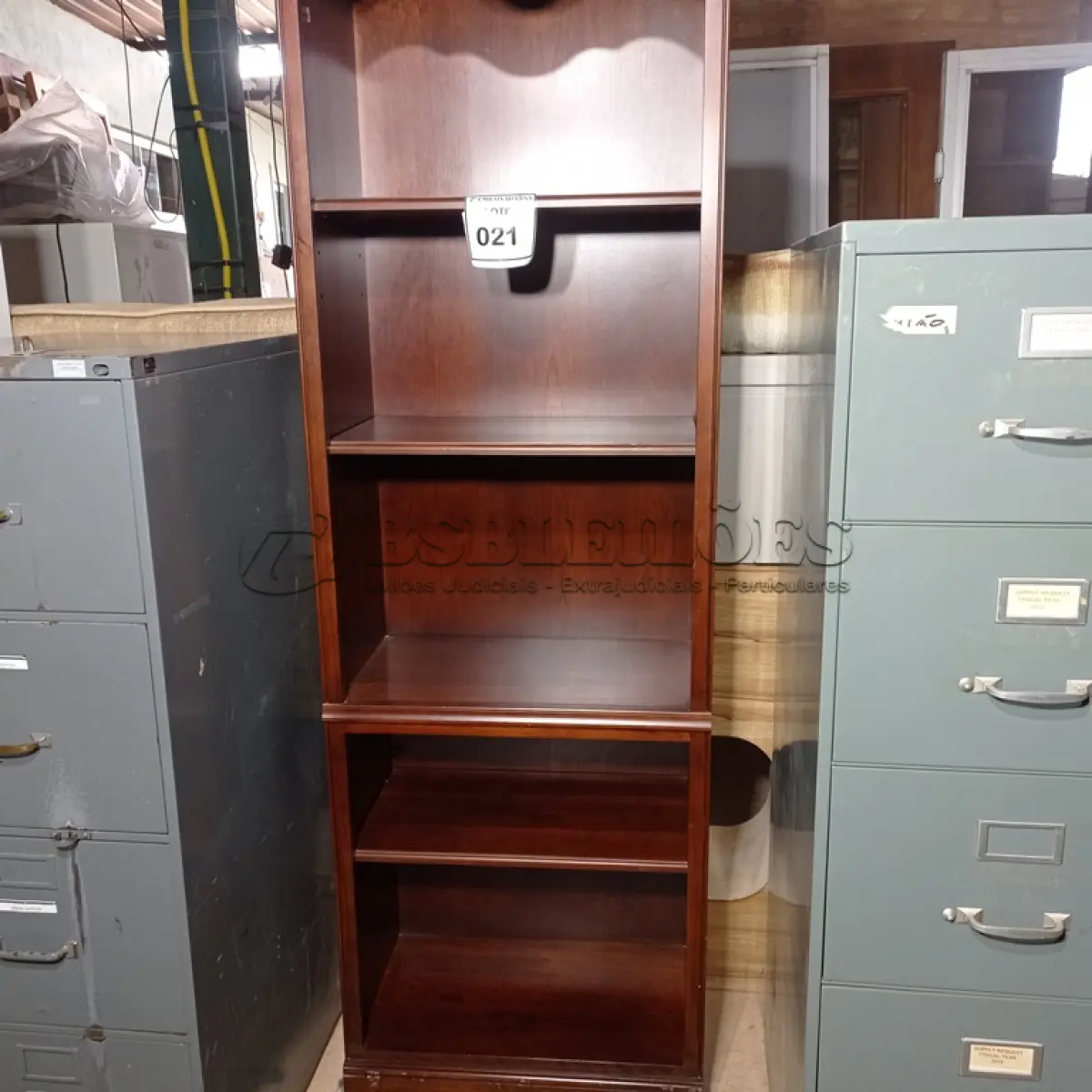 LOTE 021 - 01 BOOKCASE. (NO ESTADO EM QUE SE ENCONTRA. SUJEITO A AVARIAS OCULTAS/VISÍVEIS.) AV9517G