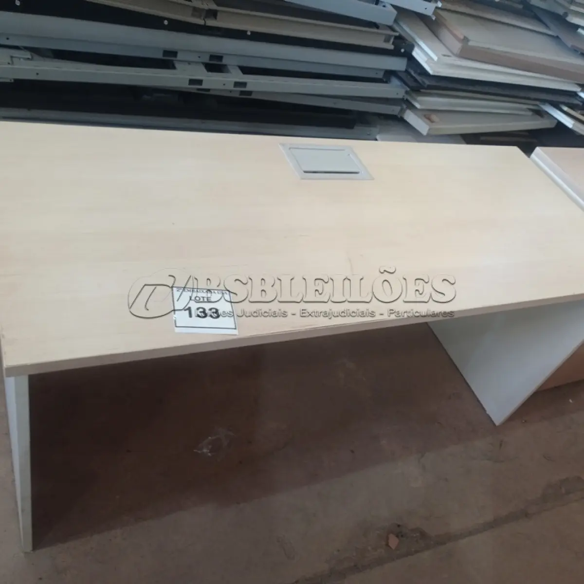 LOTE 133 - 01 MESA EM MADEIRA PARA ESCRITÓRIO. (NO ESTADO EM QUE SE ENCONTRA. SUJEITO A AVARIAS OCULTAS/VISÍVEIS.)