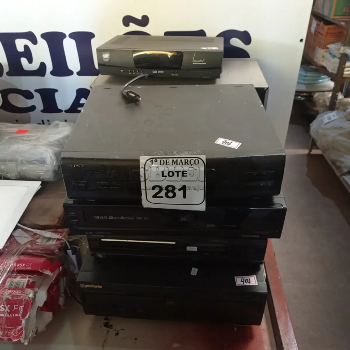 LOTE 281 - 01 LOTE COM APARELHOS DE VHS E DVD MODELOS DIVERSOS. (NO ESTADO) ATENÇÃO! FAZER A VISITAÇÃO ANTES DE ARREMATAR, NÃO SABEMOS SE FUNCIONA. LEILÃO NÃO TEM GARANTIA E NEM DEVOLUÇÃO, SUJEITO A POSSÍVEIS AVARIAS VISÍVEIS/OCULTAS E/OU AUSÊNCIA DE COMPONENTES.