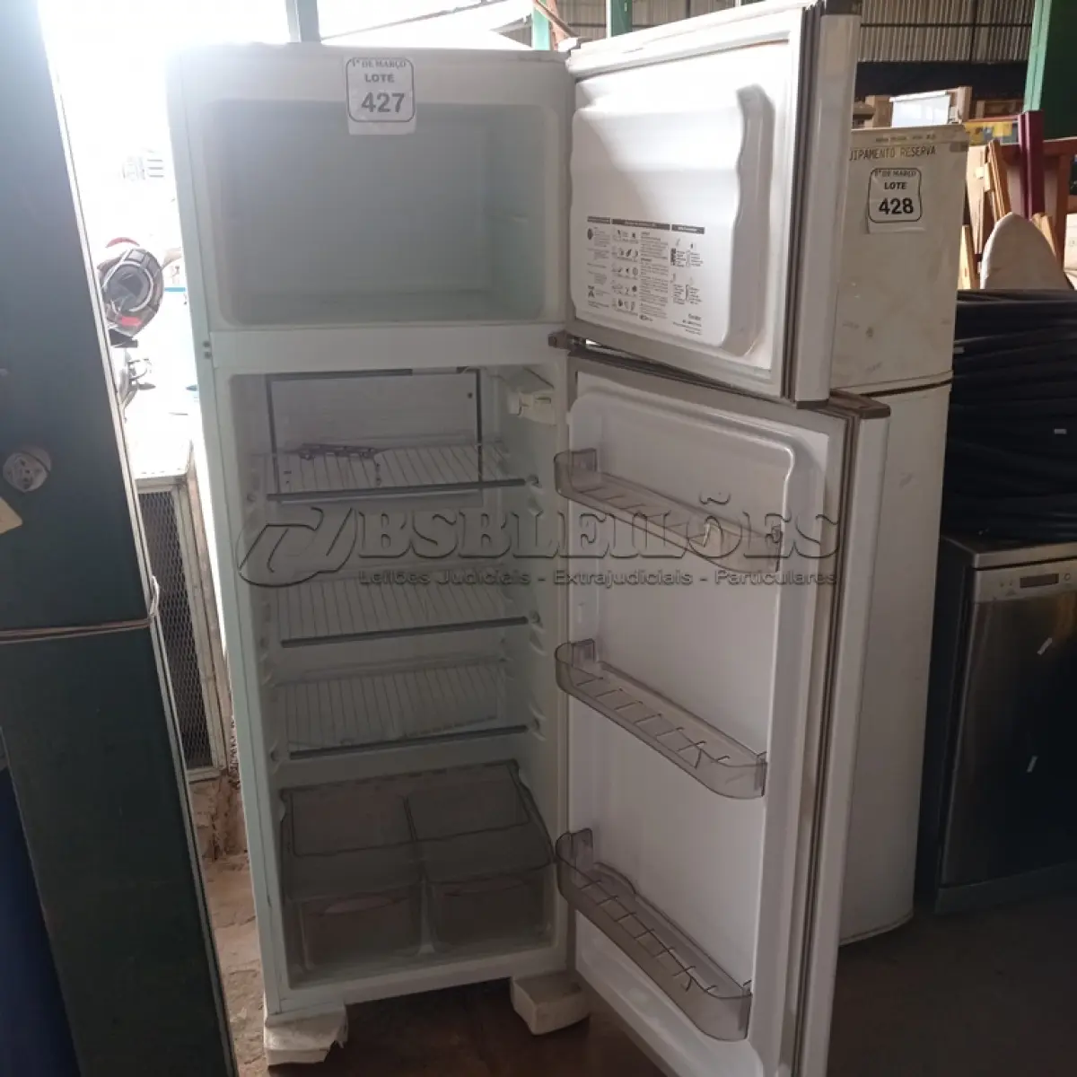 LOTE 427 - 01 GELADEIRA ESMALTEC. (NO ESTADO) ATENÇÃO! FAZER A VISITAÇÃO ANTES DE ARREMATAR, NÃO SABEMOS SE FUNCIONA. LEILÃO NÃO TEM GARANTIA E NEM DEVOLUÇÃO, SUJEITO A POSSÍVEIS AVARIAS VISÍVEIS/OCULTAS E/OU AUSÊNCIA DE COMPONENTES.