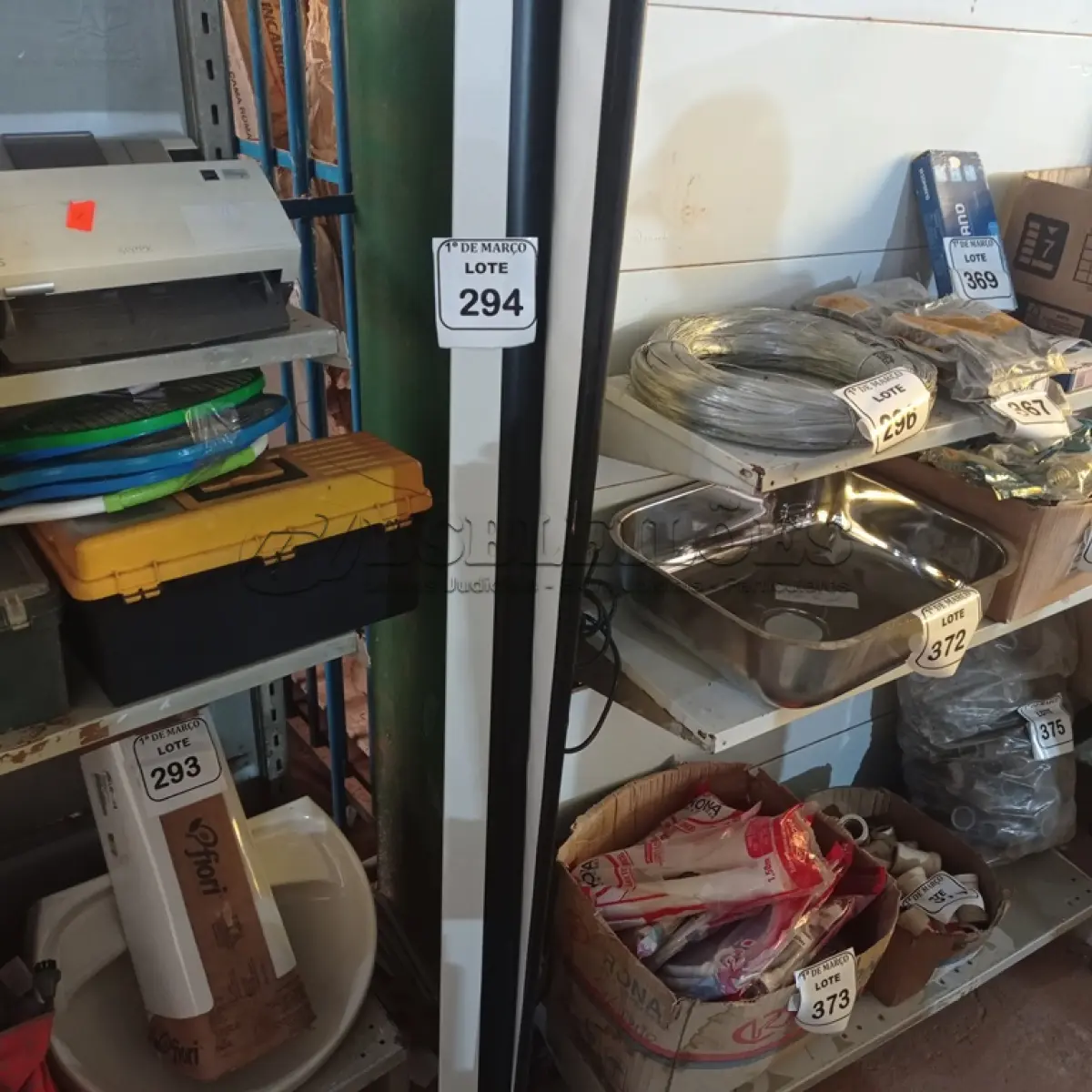 LOTE 294 - 01 TELA DE PROJEÇÃO KREISCHE ELÉTRICA 220 VOLTS. (NO ESTADO) ATENÇÃO! FAZER A VISITAÇÃO ANTES DE ARREMATAR, NÃO SABEMOS SE FUNCIONA. LEILÃO NÃO TEM GARANTIA E NEM DEVOLUÇÃO, SUJEITO A POSSÍVEIS AVARIAS VISÍVEIS/OCULTAS E/OU AUSÊNCIA DE COMPONENTES.