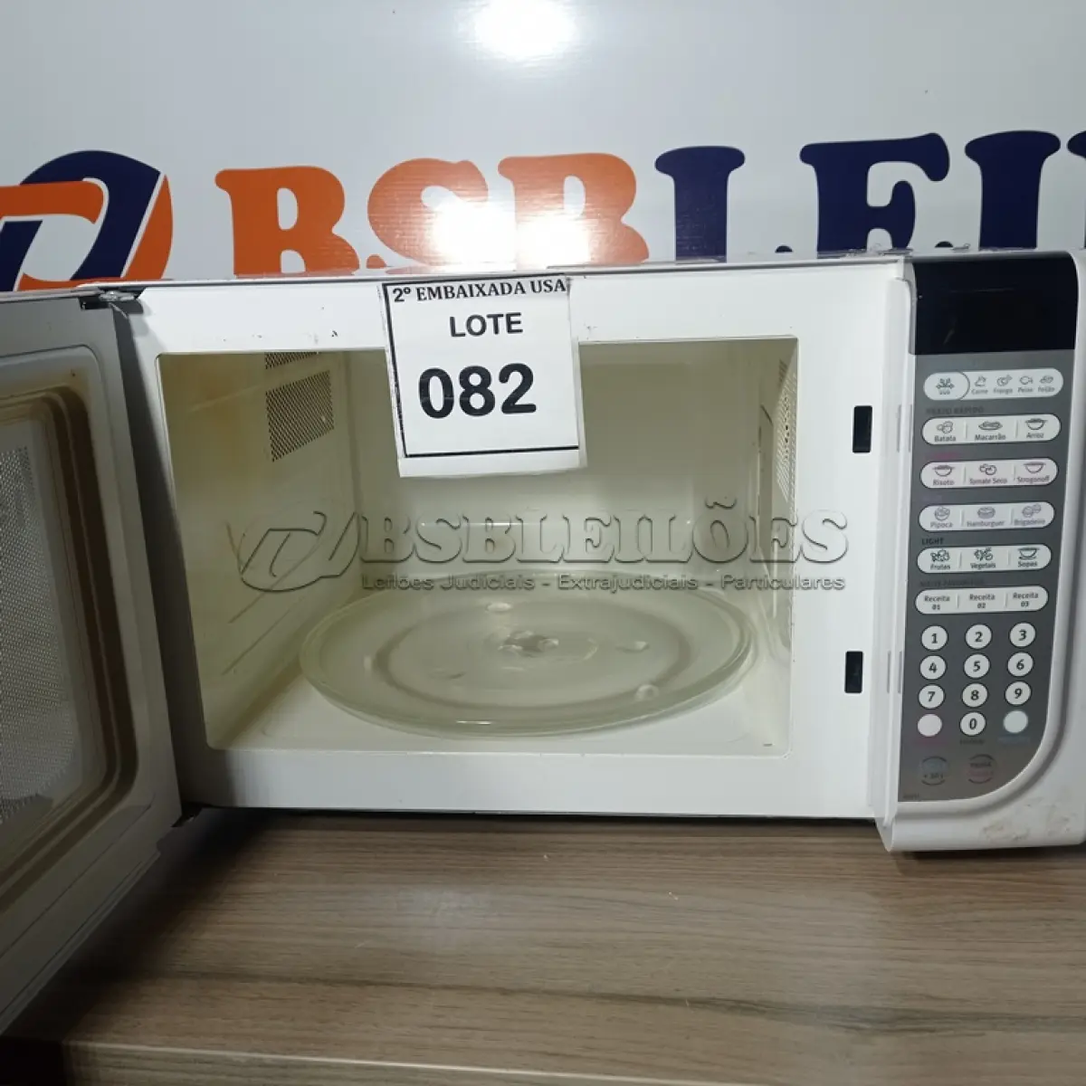 LOTE 082 - 01 MICRO-ONDAS ELECTROLUX 220V (MICROWAVE). (NO ESTADO EM QUE SE ENCONTRA. SUJEITO A AVARIAS OCULTAS/VISÍVEIS.) BH1518M