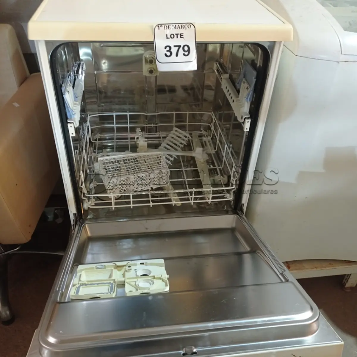 LOTE 379 - 01 LAVA LOUÇAS BRASTEMP 220 VOLTS. (NO ESTADO) ATENÇÃO! FAZER A VISITAÇÃO ANTES DE ARREMATAR, NÃO SABEMOS SE FUNCIONA. LEILÃO NÃO TEM GARANTIA E NEM DEVOLUÇÃO, SUJEITO A POSSÍVEIS AVARIAS VISÍVEIS/OCULTAS E/OU AUSÊNCIA DE COMPONENTES.