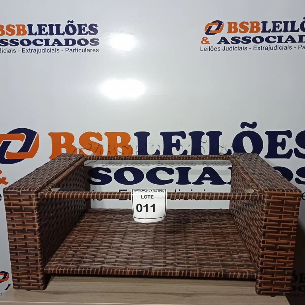 LOTE 011 - 01 COFFEE TABLE. (MESA DE CENTRO) (NO ESTADO EM QUE SE ENCONTRA. SUJEITO A AVARIAS OCULTAS/VISÍVEIS.) BH1484U