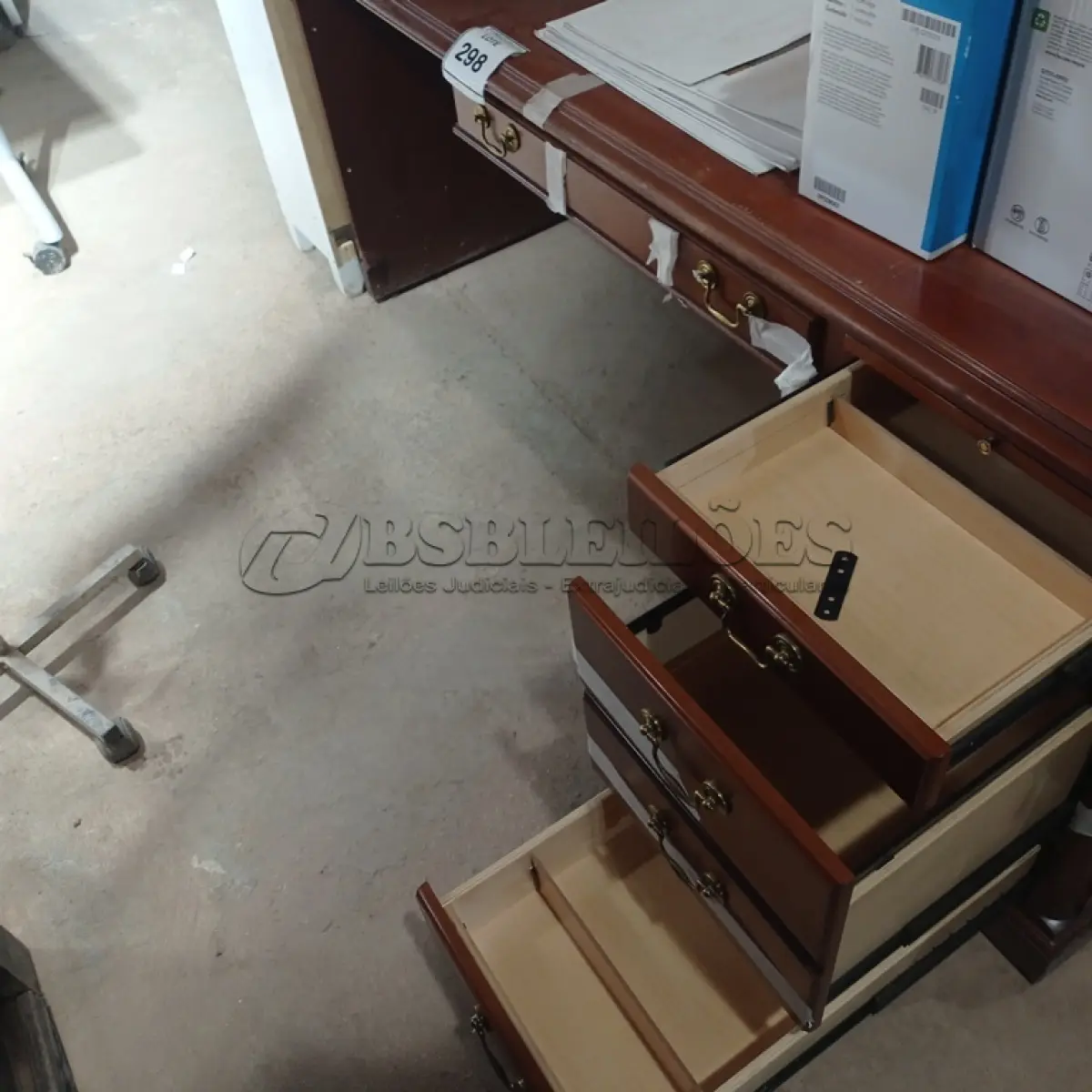 LOTE 298 - 01 MESA EM MADEIRA PARA ESCRITÓRIO COM 05 GAVETAS.  (NO ESTADO EM QUE SE ENCONTRA. SUJEITO A AVARIAS OCULTAS/VISÍVEIS.)
