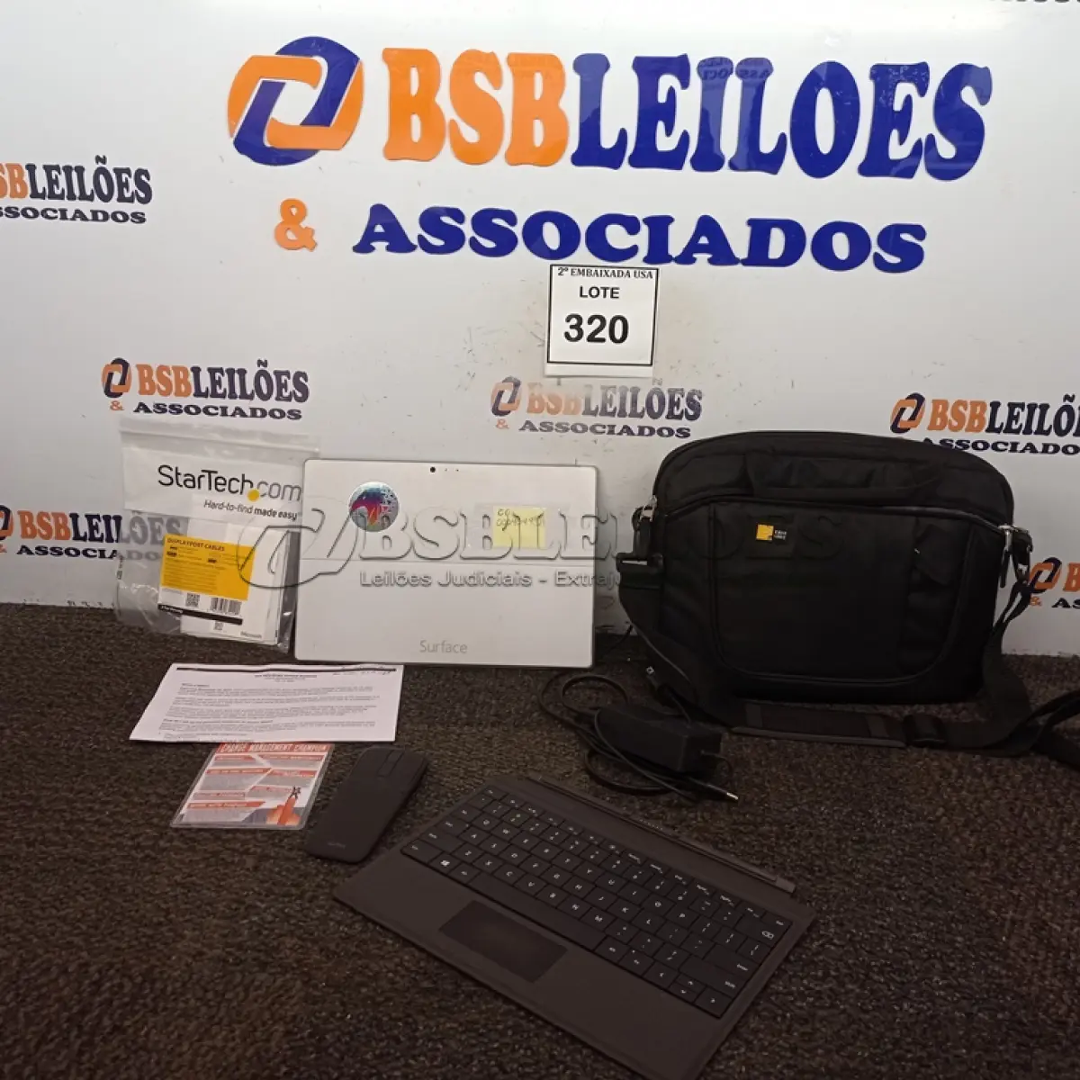 LOTE 320 - 01 TABLET CD0004, COM TECLADO, MOUSE E BOLSA. (NO ESTADO EM QUE SE ENCONTRA. SUJEITO A AVARIAS OCULTAS/VISÍVEIS.)