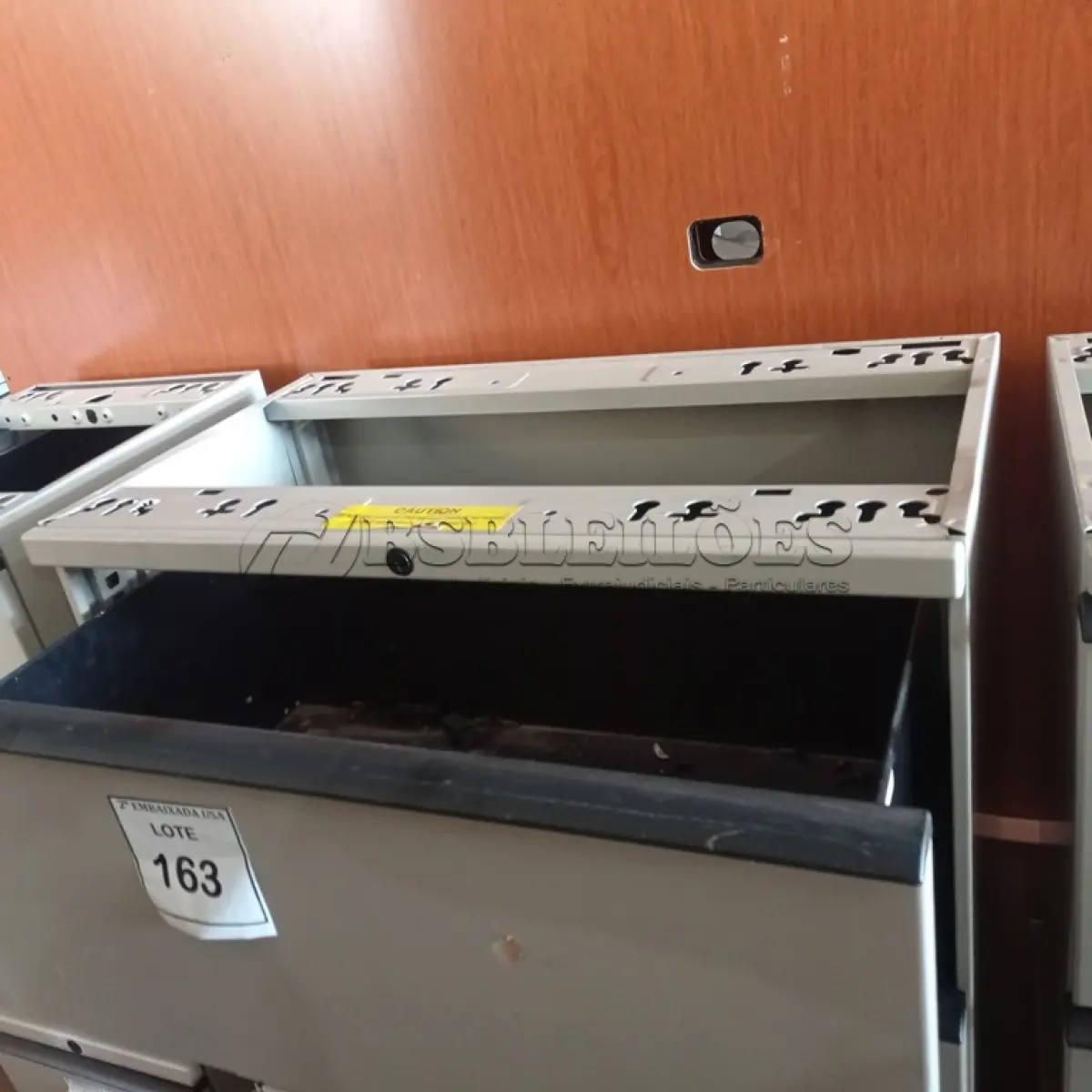LOTE 163 - 01 ARMÁRIO EM AÇO COM 02 GAVETAS. (NO ESTADO EM QUE SE ENCONTRA. SUJEITO A AVARIAS OCULTAS/VISÍVEIS.)