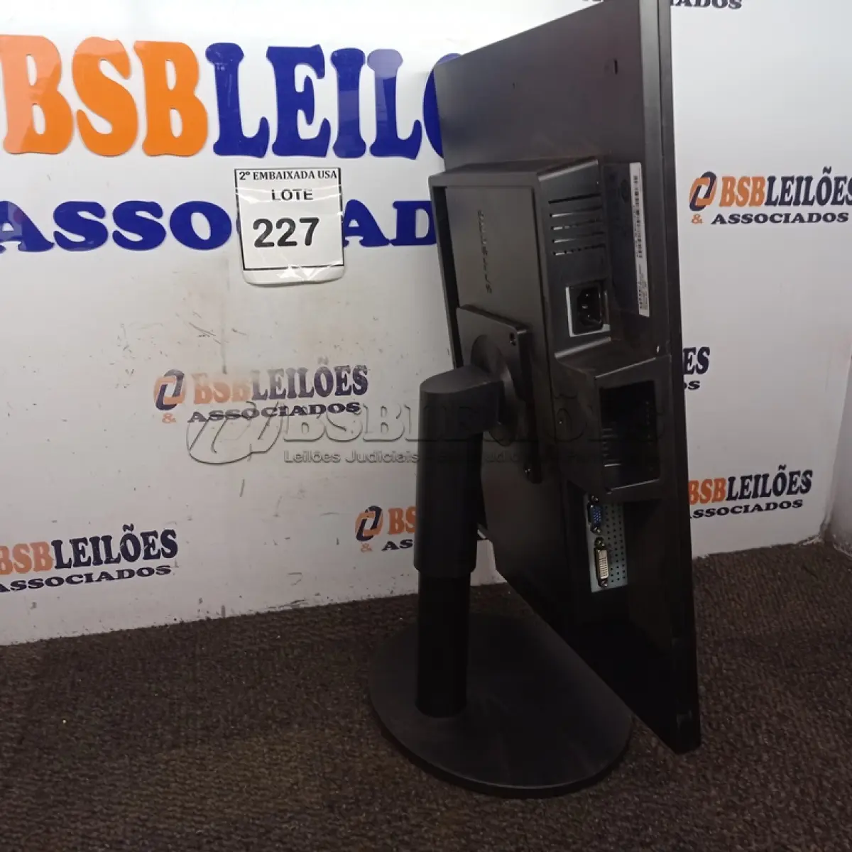 LOTE 227 - 01 MONITOR SAMSUNG Z6LBHCLF101851E. (NO ESTADO EM QUE SE ENCONTRA. SUJEITO A AVARIAS OCULTAS/VISÍVEIS.)