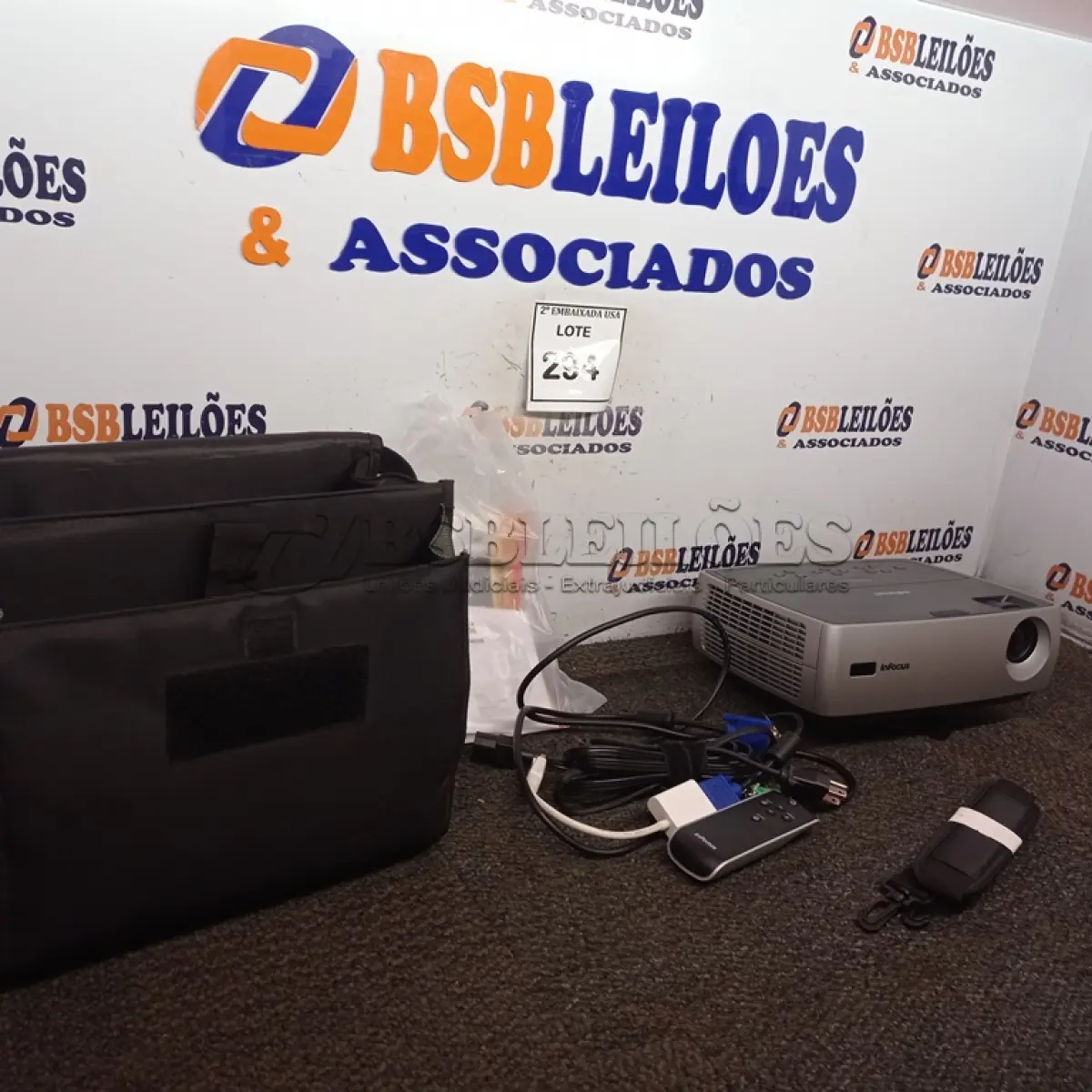 LOTE 294 - 01 INFOCUS PROJECTOR BIVOLT COM CONTROLE. (PROJETOR) (NO ESTADO EM QUE SE ENCONTRA. SUJEITO A AVARIAS OCULTAS/VISÍVEIS.)