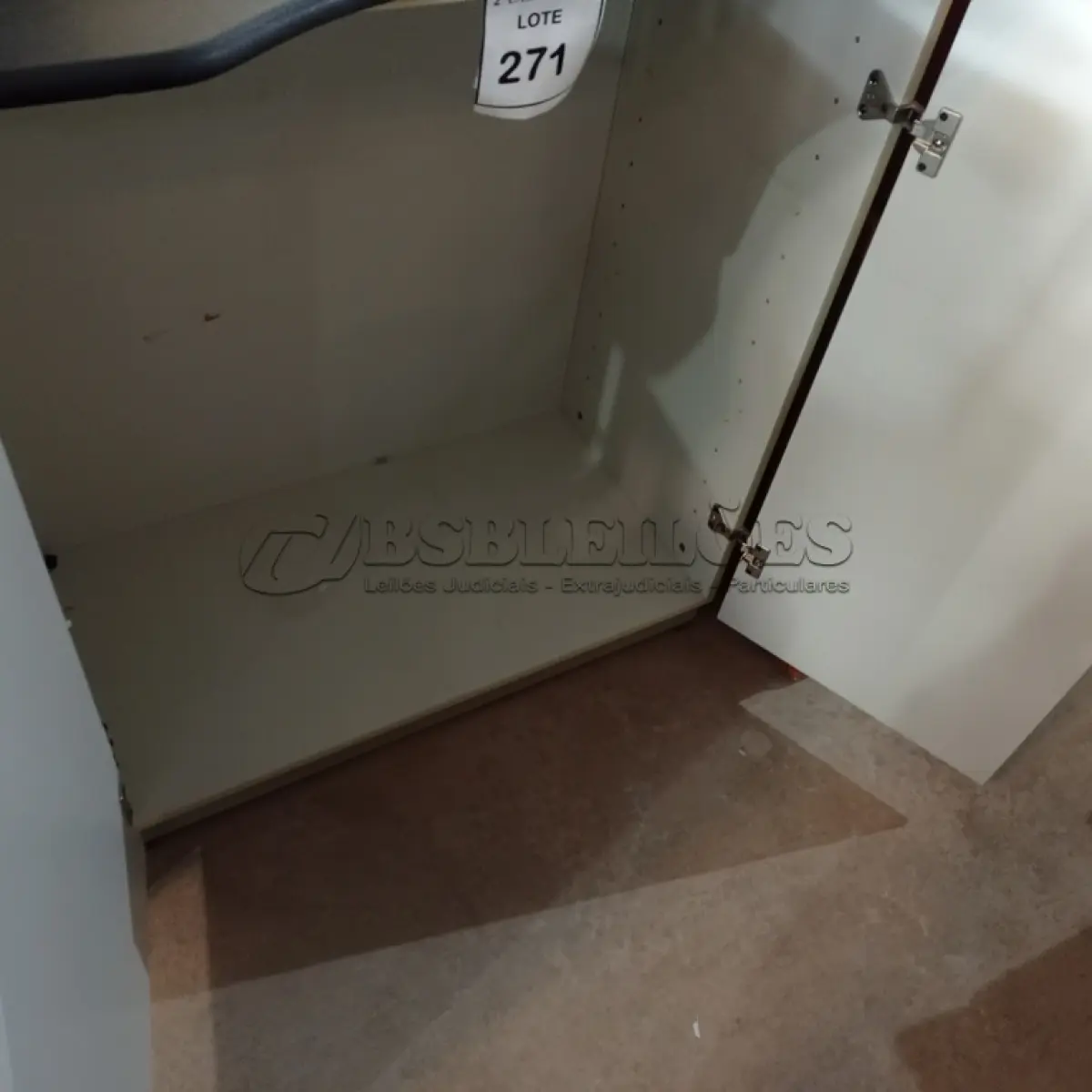 LOTE 271 - 01 ARMÁRIO MÉDIO EM MADEIRA 02 PORTAS SEM PRATELEIRAS. (NO ESTADO EM QUE SE ENCONTRA. SUJEITO A AVARIAS OCULTAS/VISÍVEIS.)