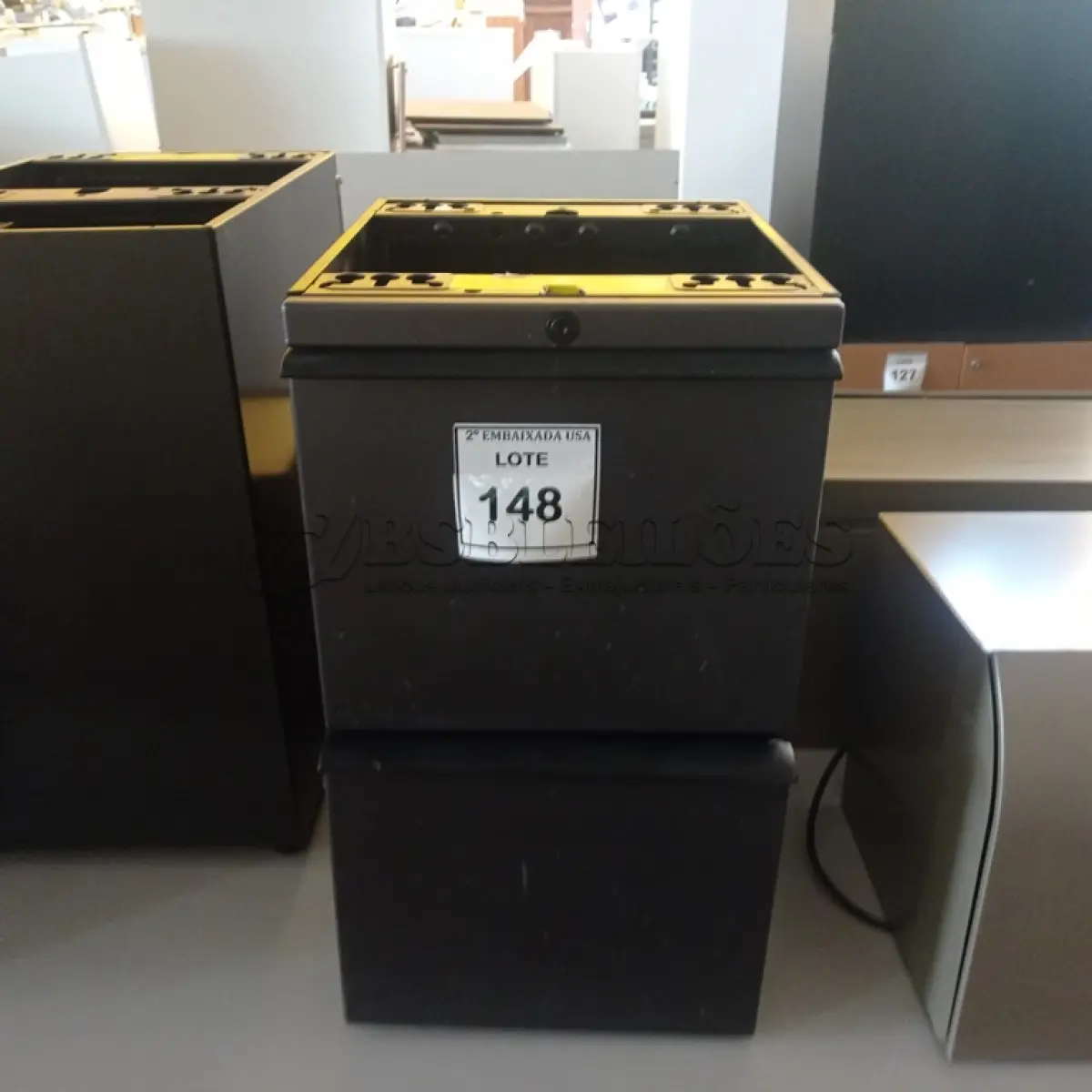 LOTE 148 - 01 GAVETEIRO EM AÇO COM 02 GAVETAS. (NO ESTADO EM QUE SE ENCONTRA. SUJEITO A AVARIAS OCULTAS/VISÍVEIS.)